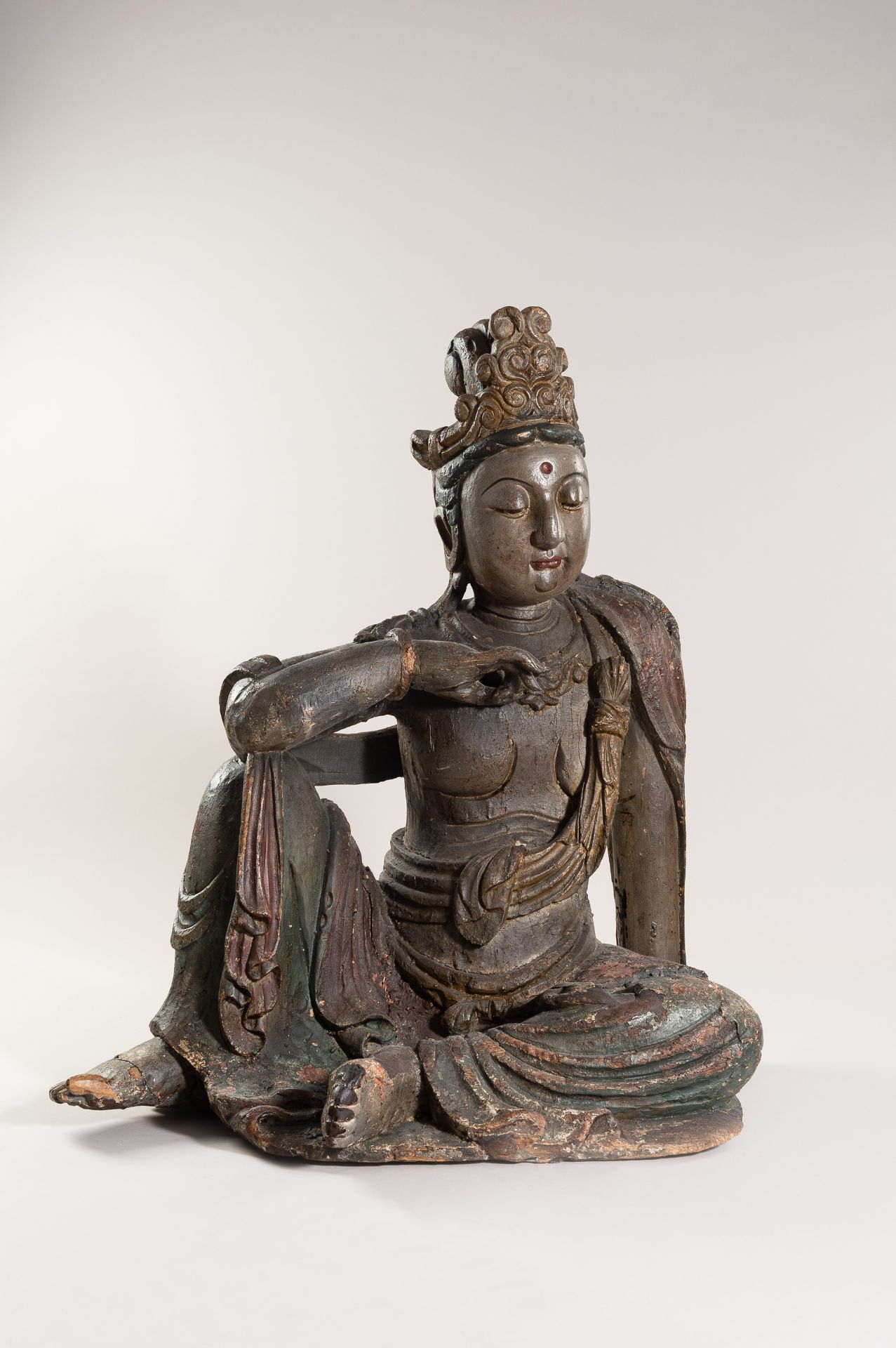 A LARGE MING STYLE SCULPTURE OF GUANYIN, 20th CENTURY - Bild 2 aus 17