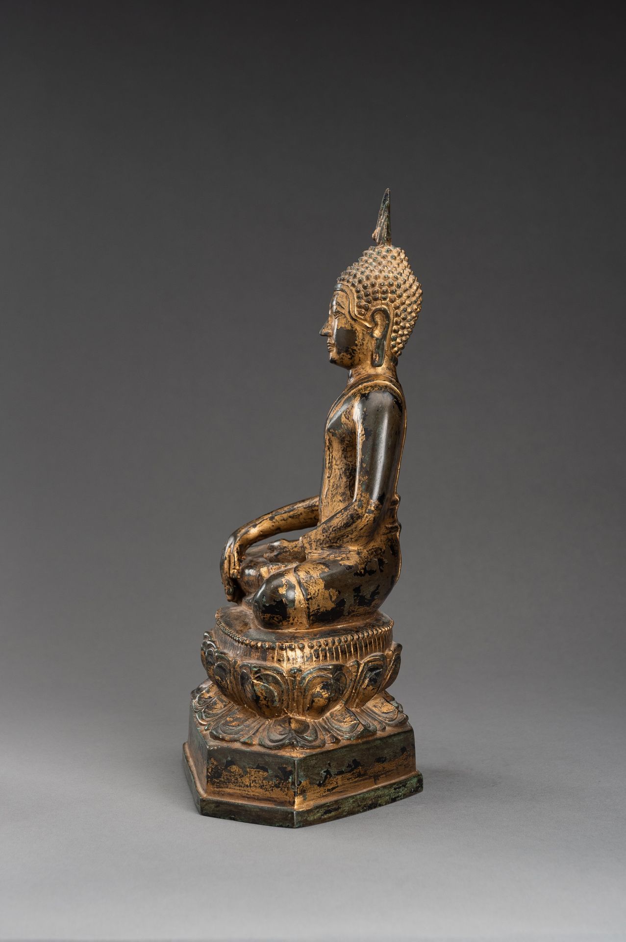 A LARGE GOLD LACQUERED BRONZE FIGURE OF BUDDHA - Image 4 of 10