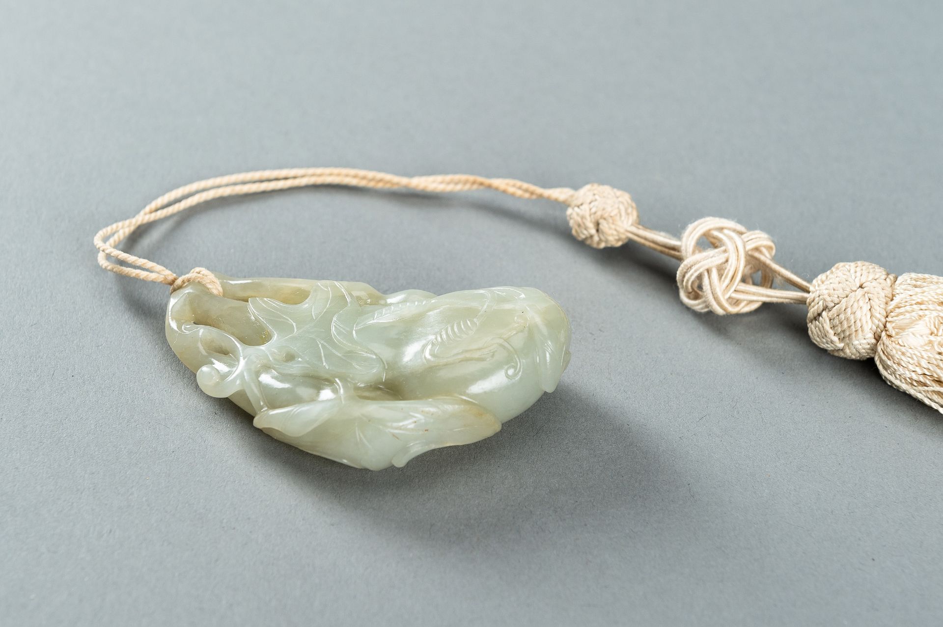 A PALE CELADON JADE PENDANT DEPICTING DOUBLE GOURDS - Image 12 of 12