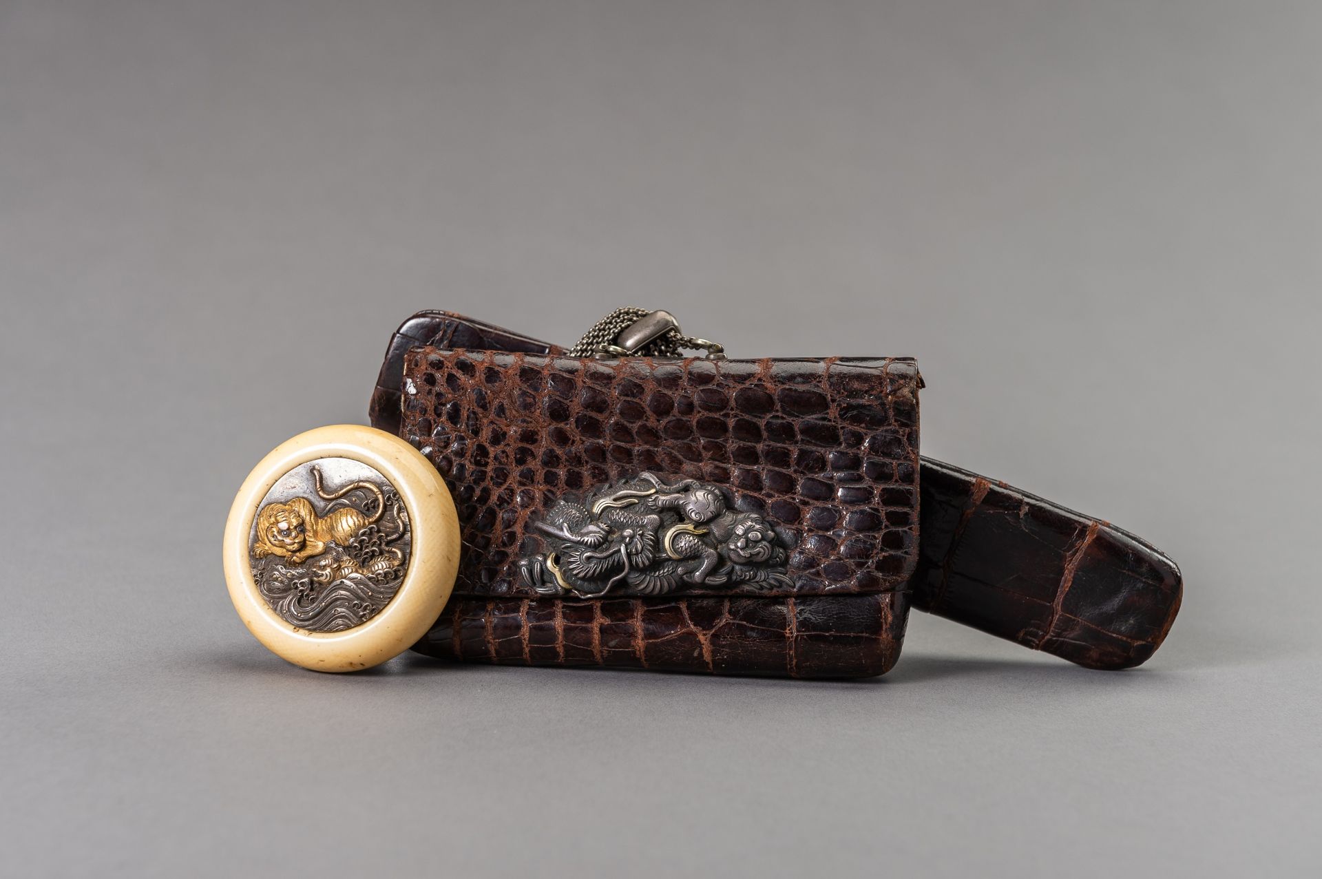 A LEATHER TABAKO-IRE AND ENSEMBLE WITH SILVER-FITTED KAGAMIBUTA NETSUKE DEPICTING A TIGER AND YOUNG - Bild 3 aus 9