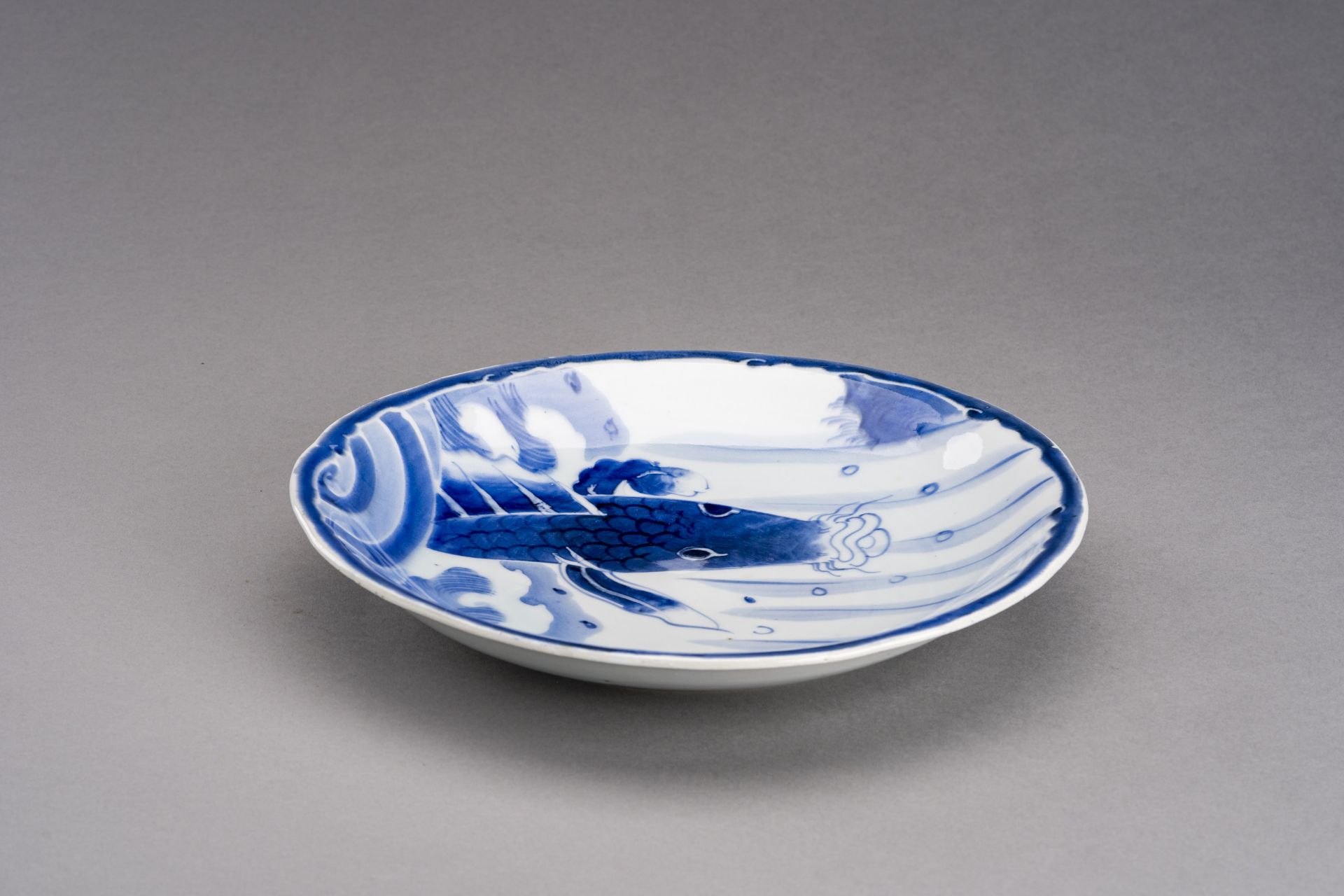 A BLUE AND WHITE ARITA PORCELAIN DISH 'LEAPING CARP', EDO - Bild 7 aus 8