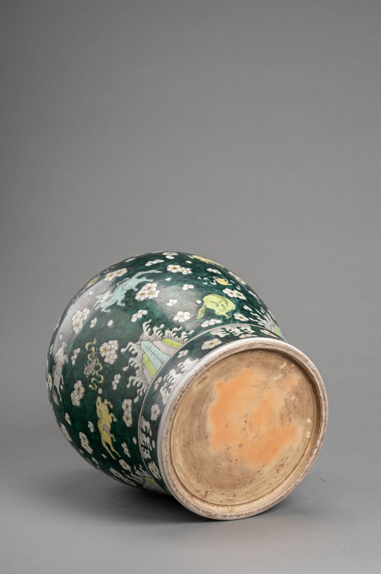 A PORCELAIN FAMILLE VERTE BALUSTER JAR AND COVER, QING - Image 7 of 9