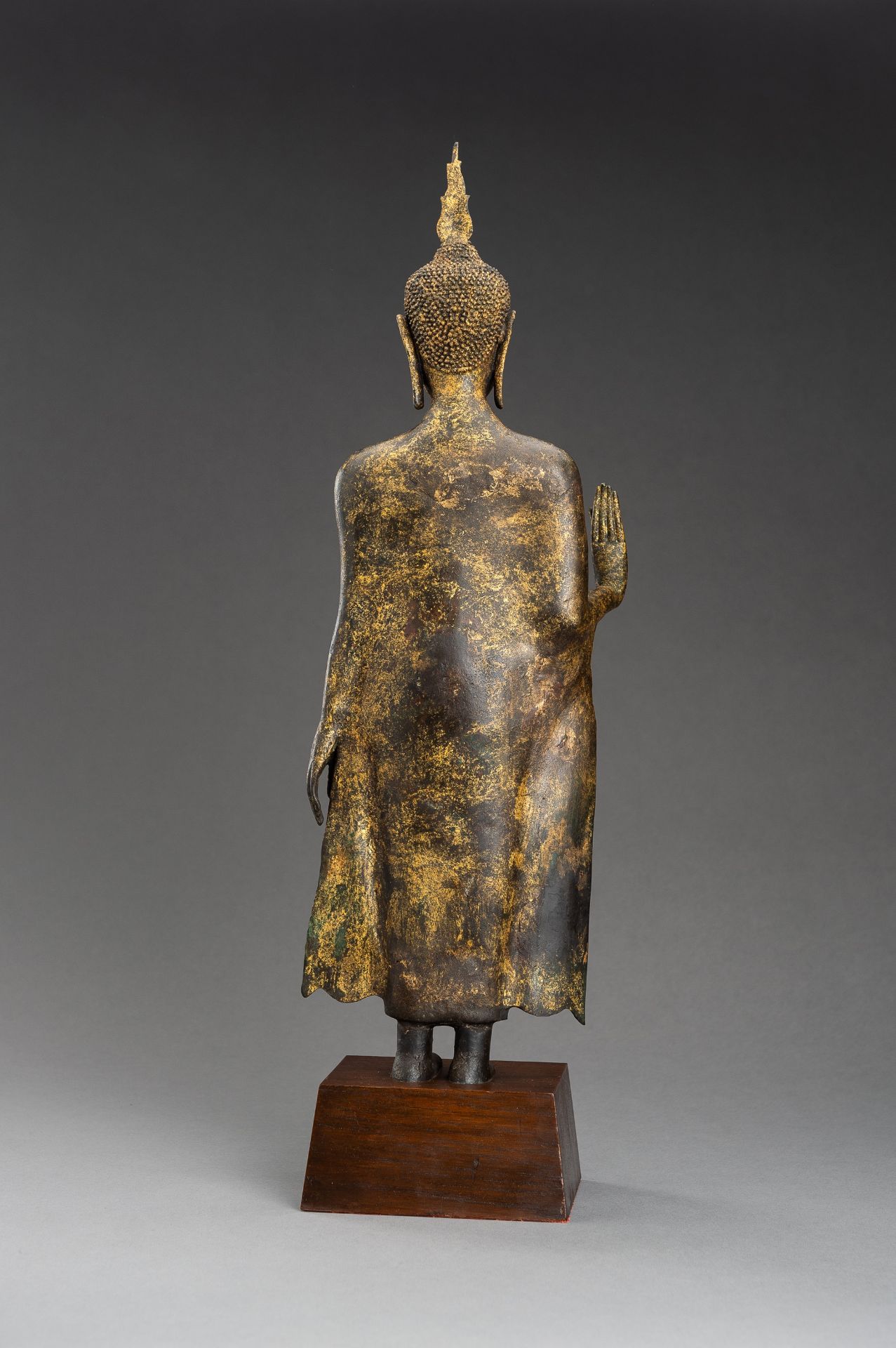 AN U-THONG STYLE LACQUER GILT BRONZE FIGURE OF BUDDHA SHAKYAMUNI - Image 10 of 10