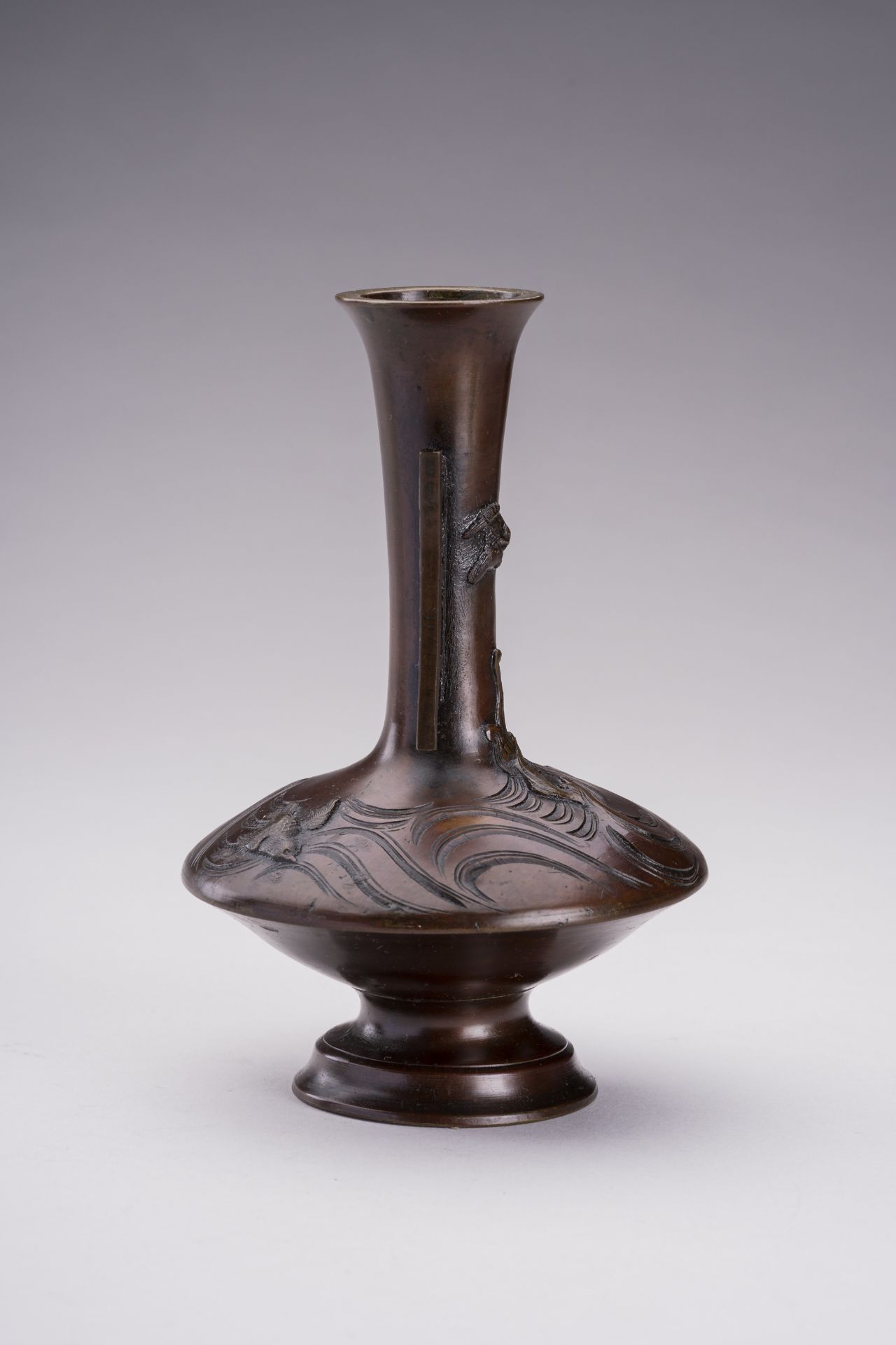 A SMALL BRONZE VASE WITH BIRDS, MEIJI - Image 8 of 11