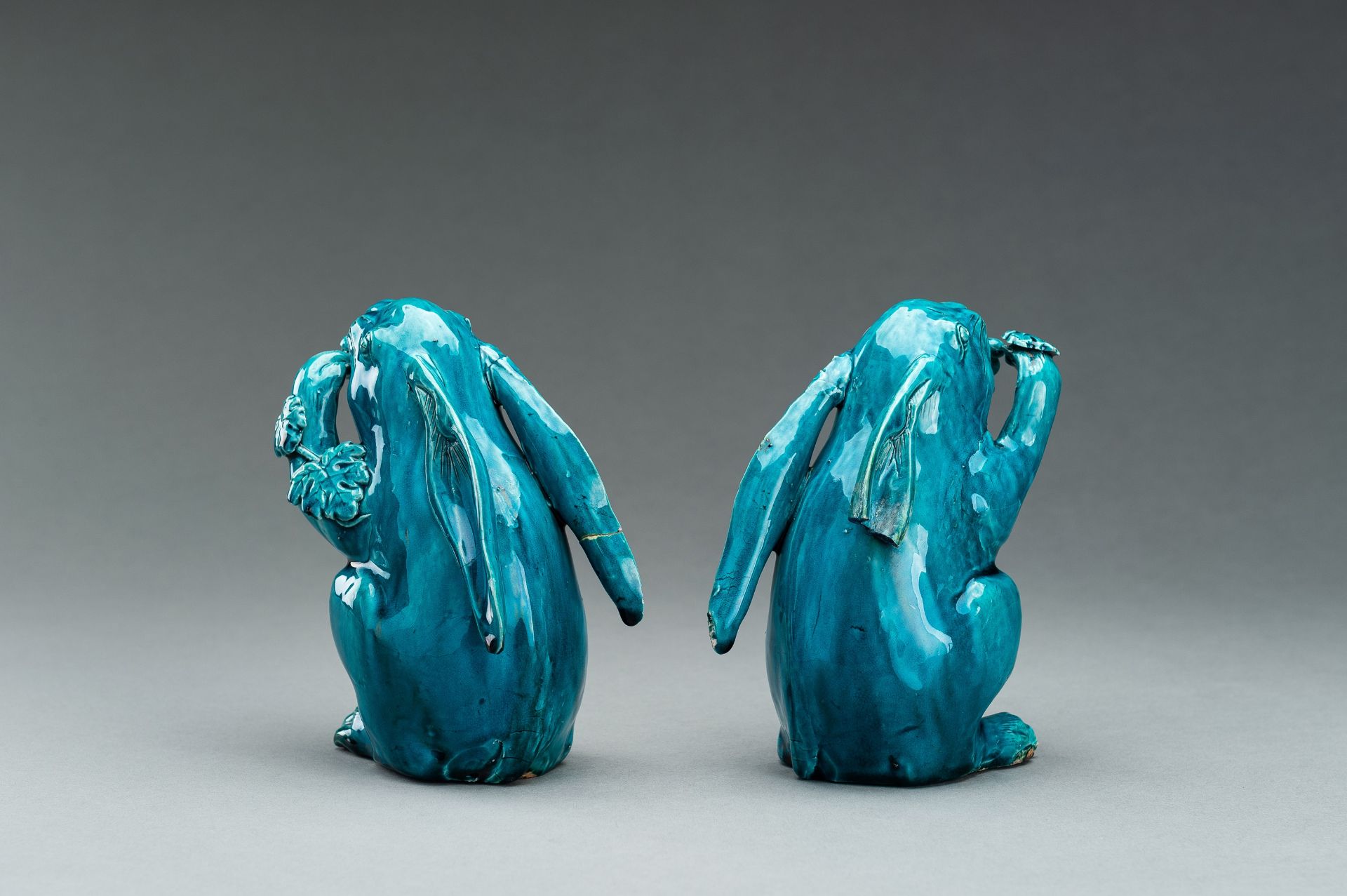 A PAIR OF TURQUOISE GLAZED CERAMIC FIGURES OF RABBITS EATING BERRIES - Image 3 of 10