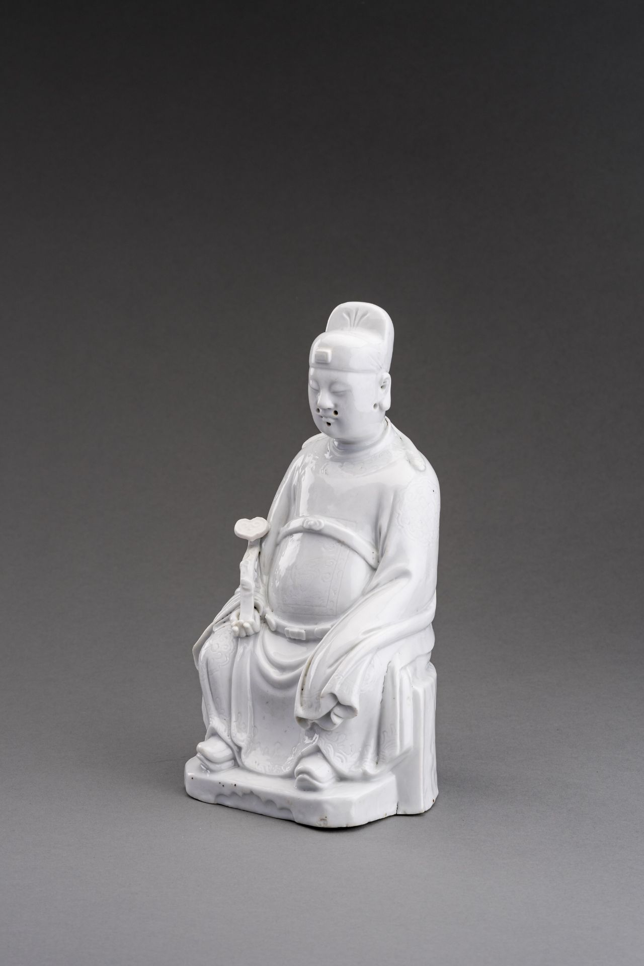 A DEHUA FIGURE OF A CIVIL OFFICIAL, QING DYNASTY - Image 2 of 7