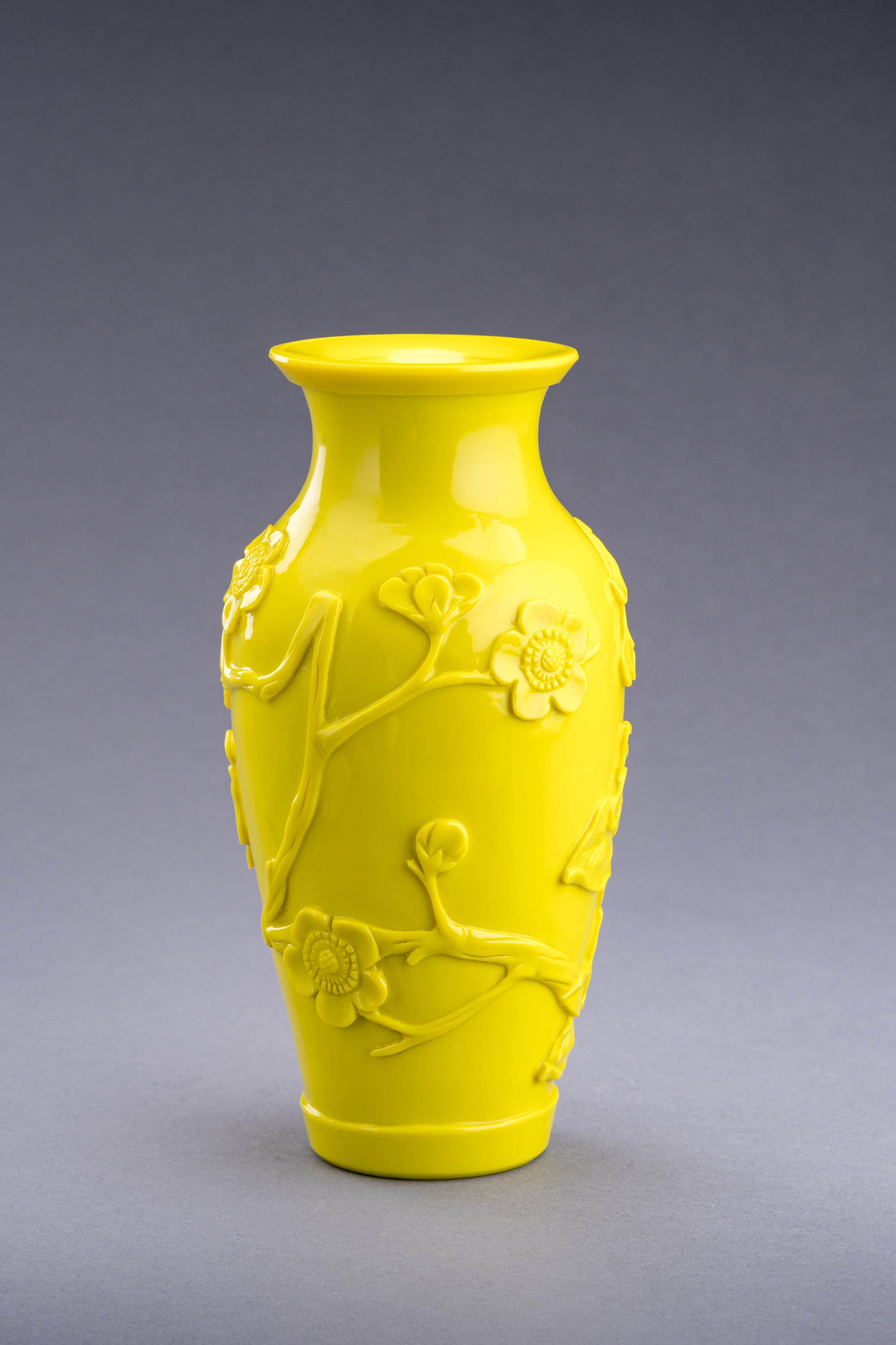 A BRIGHT YELLOW PEKING GLASS 'FLOWERS' VASE, REPUBLIC PERIOD - Image 3 of 7