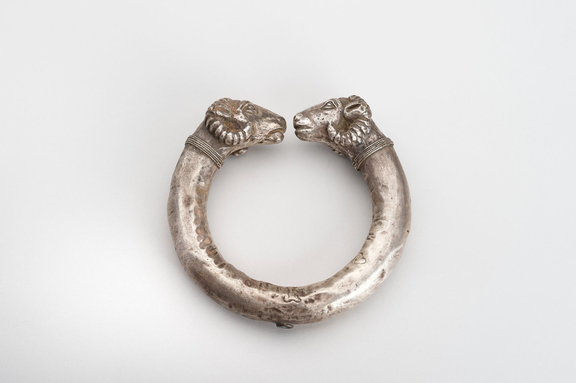 AN ACHAEMENID SILVER RAM-HEADED BRACELET - Bild 6 aus 12