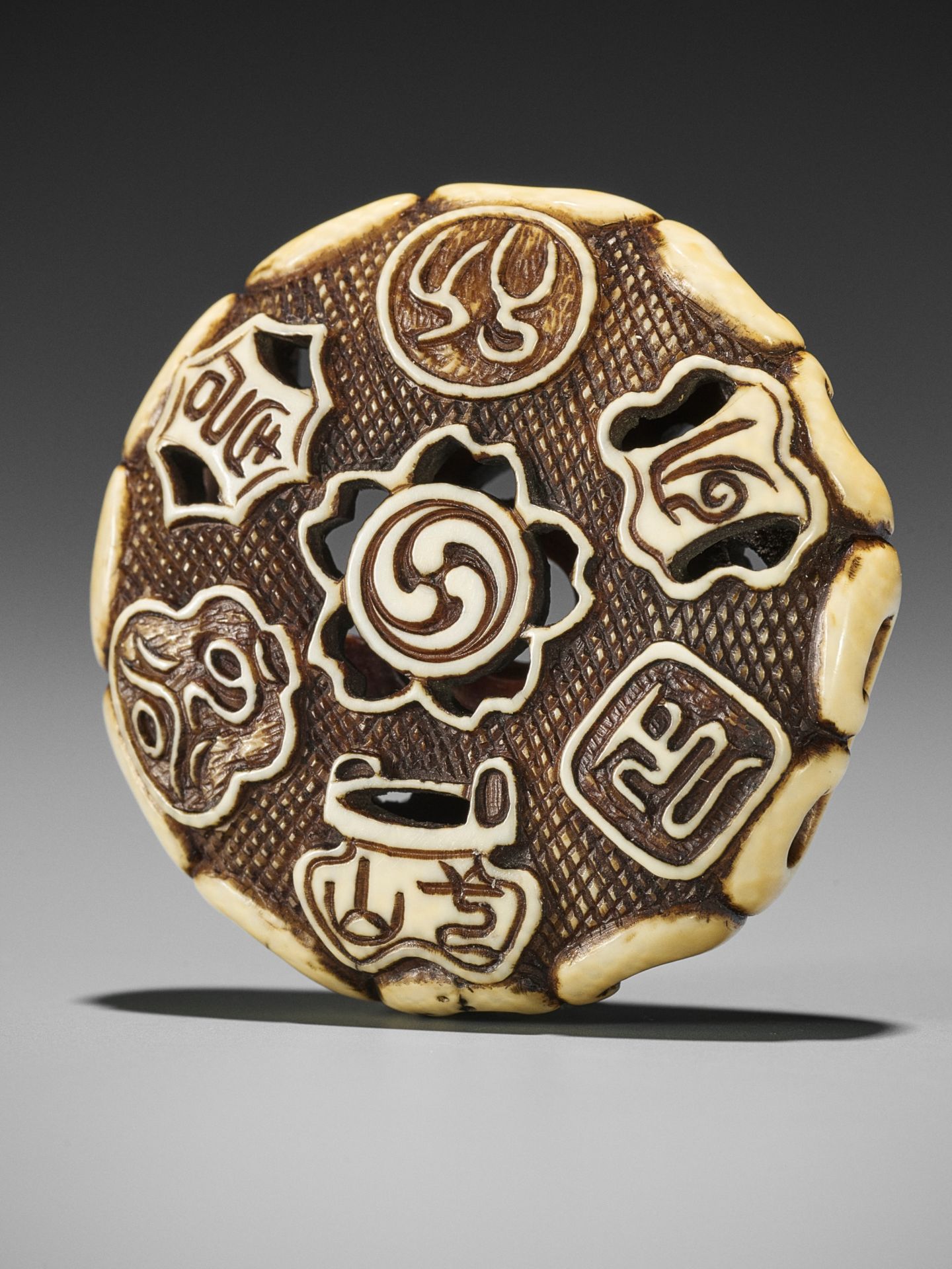 A RARE IVORY RYUSA MANJU NETSUKE WITH SIX SEALS - Image 3 of 7