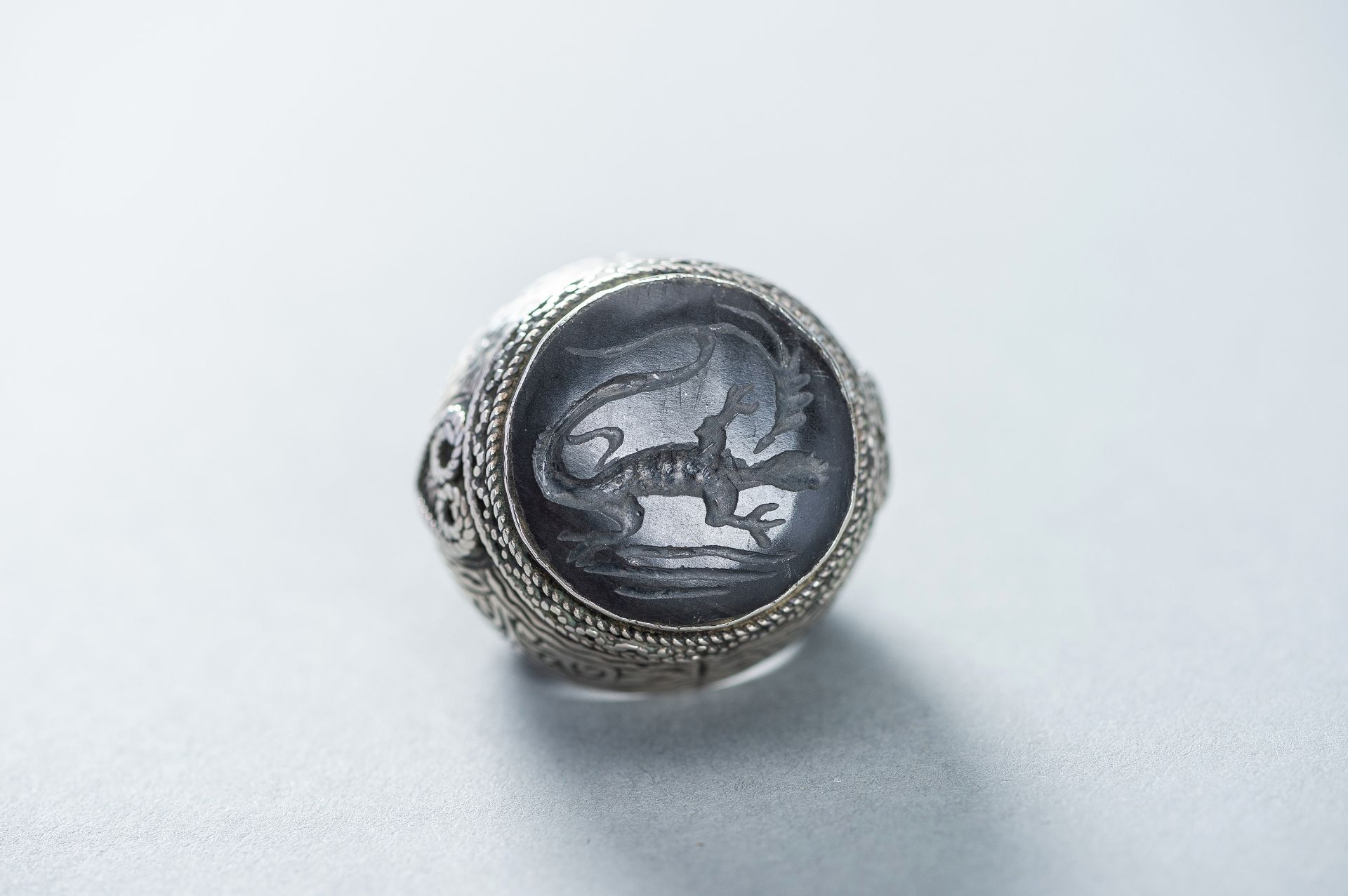AN AGATE INTAGLIO INSET PERSIAN SILVER RING - Image 3 of 9