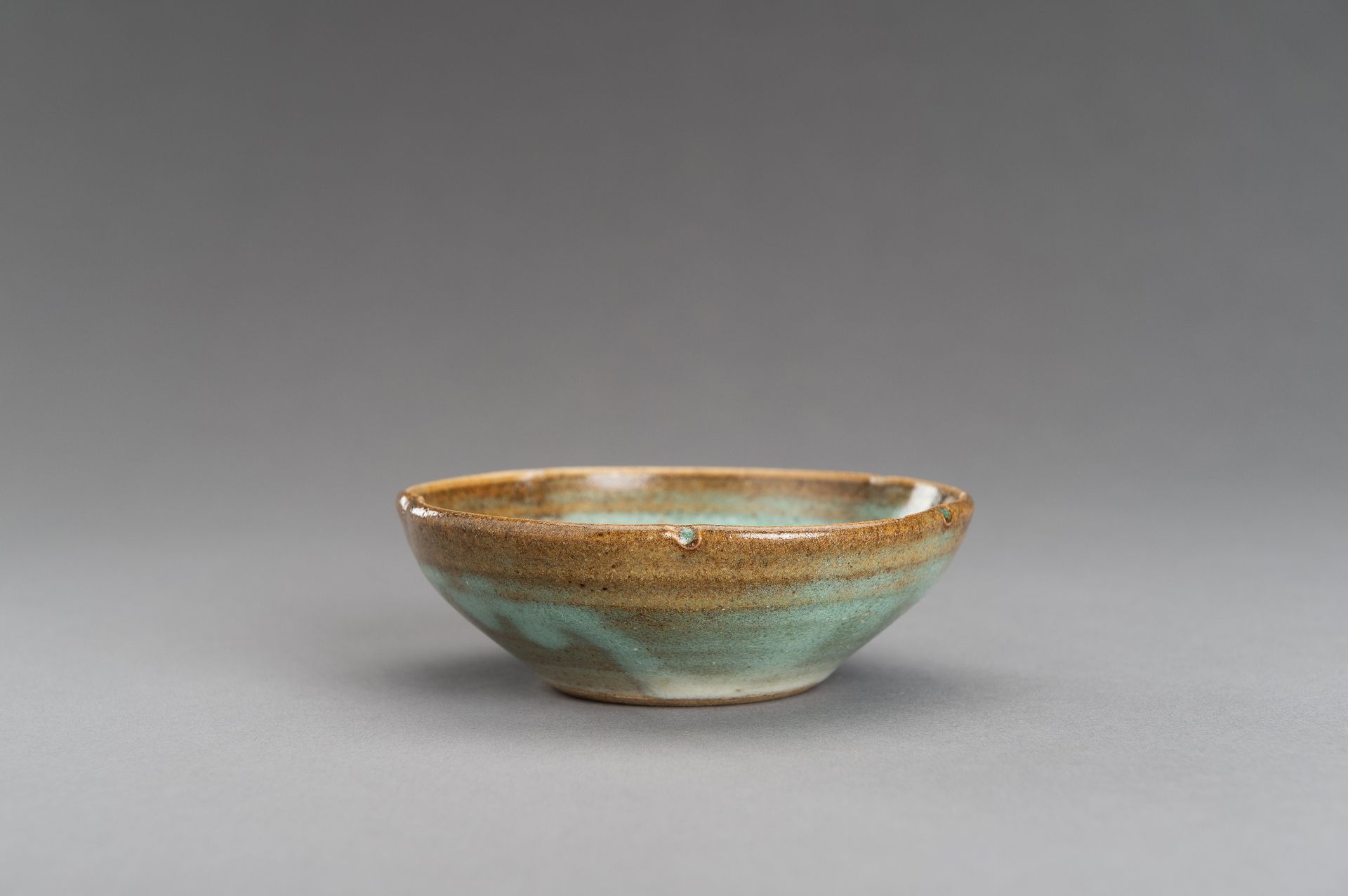 A LOBED TURQUOISE AND BROWN GLAZED CERAMIC BOWL - Image 6 of 12