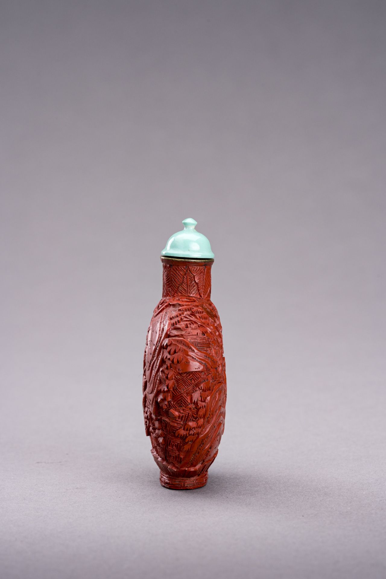 A CINNABAR LACQUER SNUFF BOTTLE, QING DYNASTY - Bild 3 aus 6