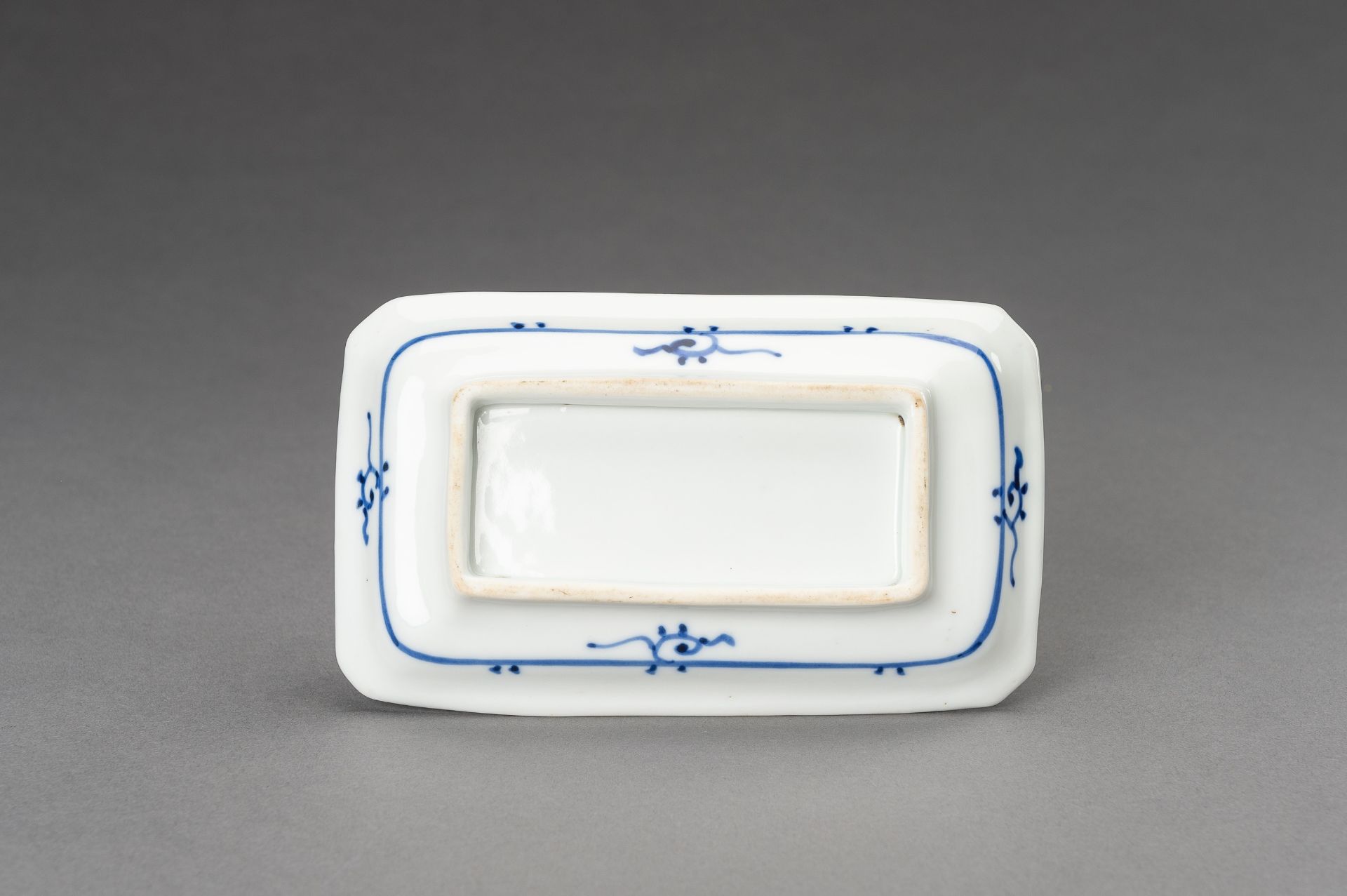 A SMALL BLUE AND WHITE 'MOUNTAIN AND RIVER' PORCELAIN TRAY, 19th CENTURY - Image 8 of 10