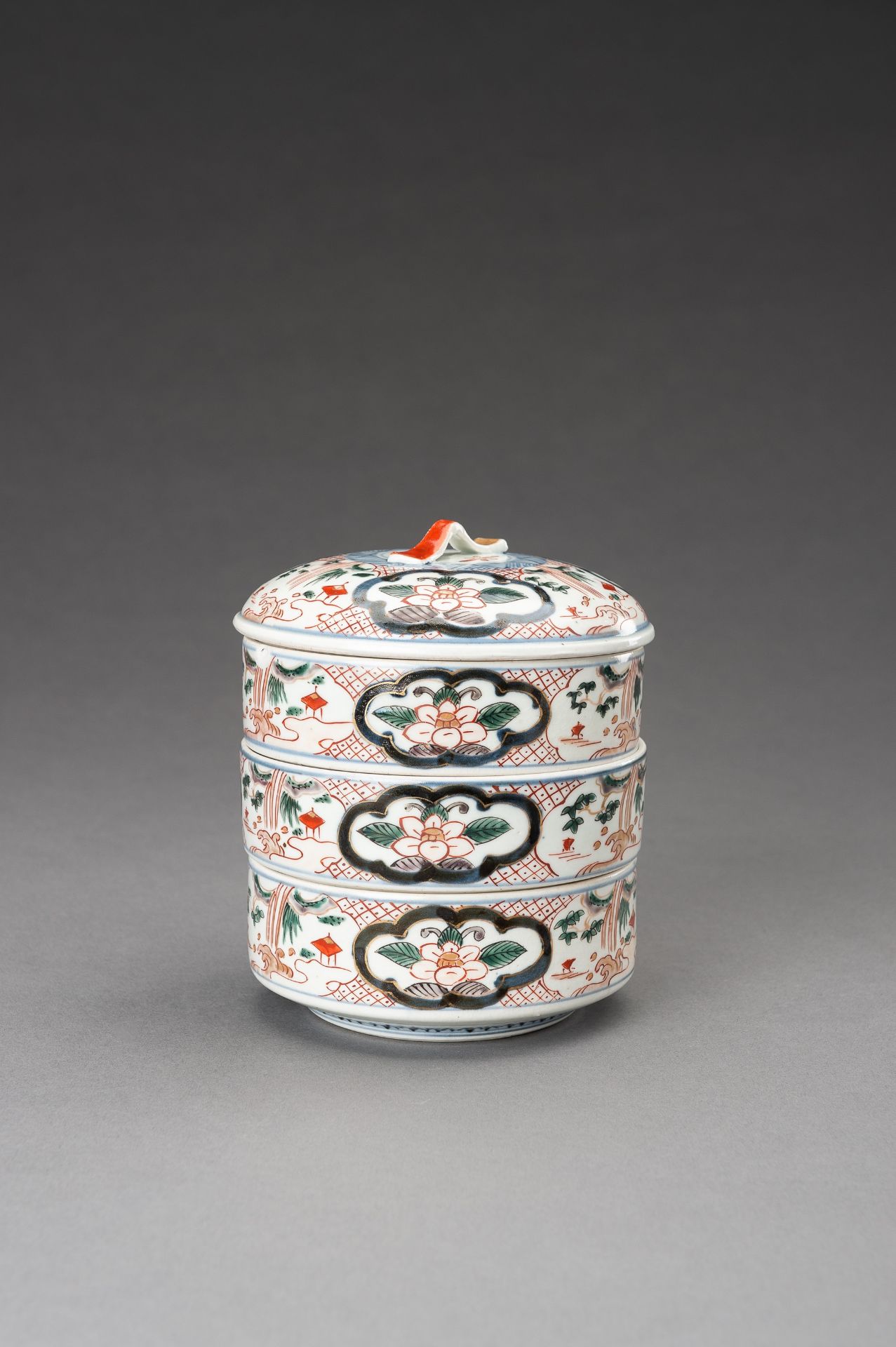 AN IMARI PORCELAIN THREE-CASE BOX WITH COVER, MEIJI - Bild 14 aus 17