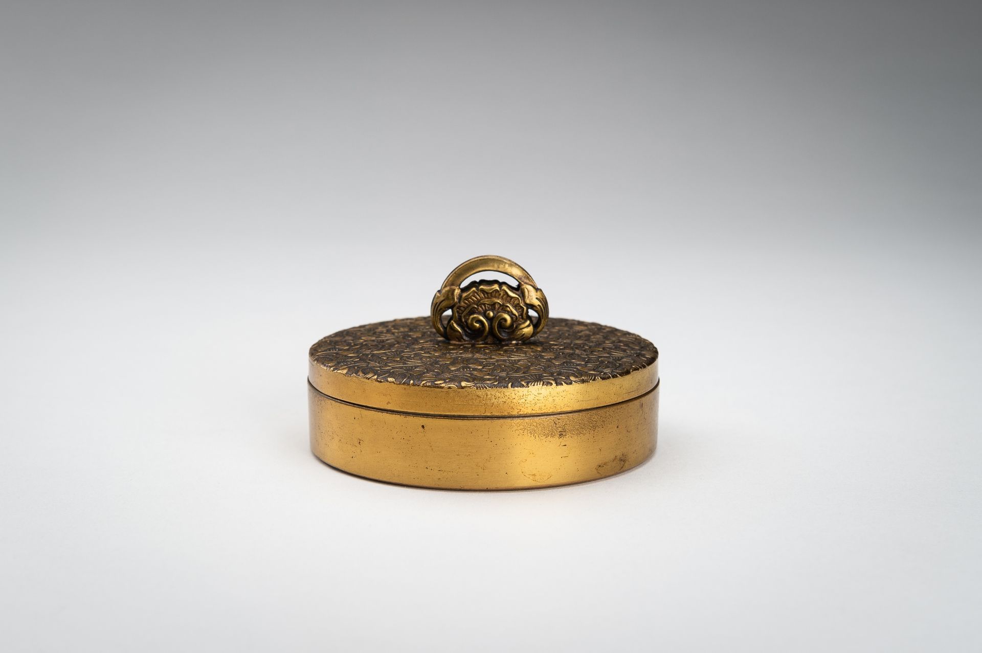 A CIRCULAR BRONZE BOX WITH COVER, MEIJI - Bild 10 aus 11