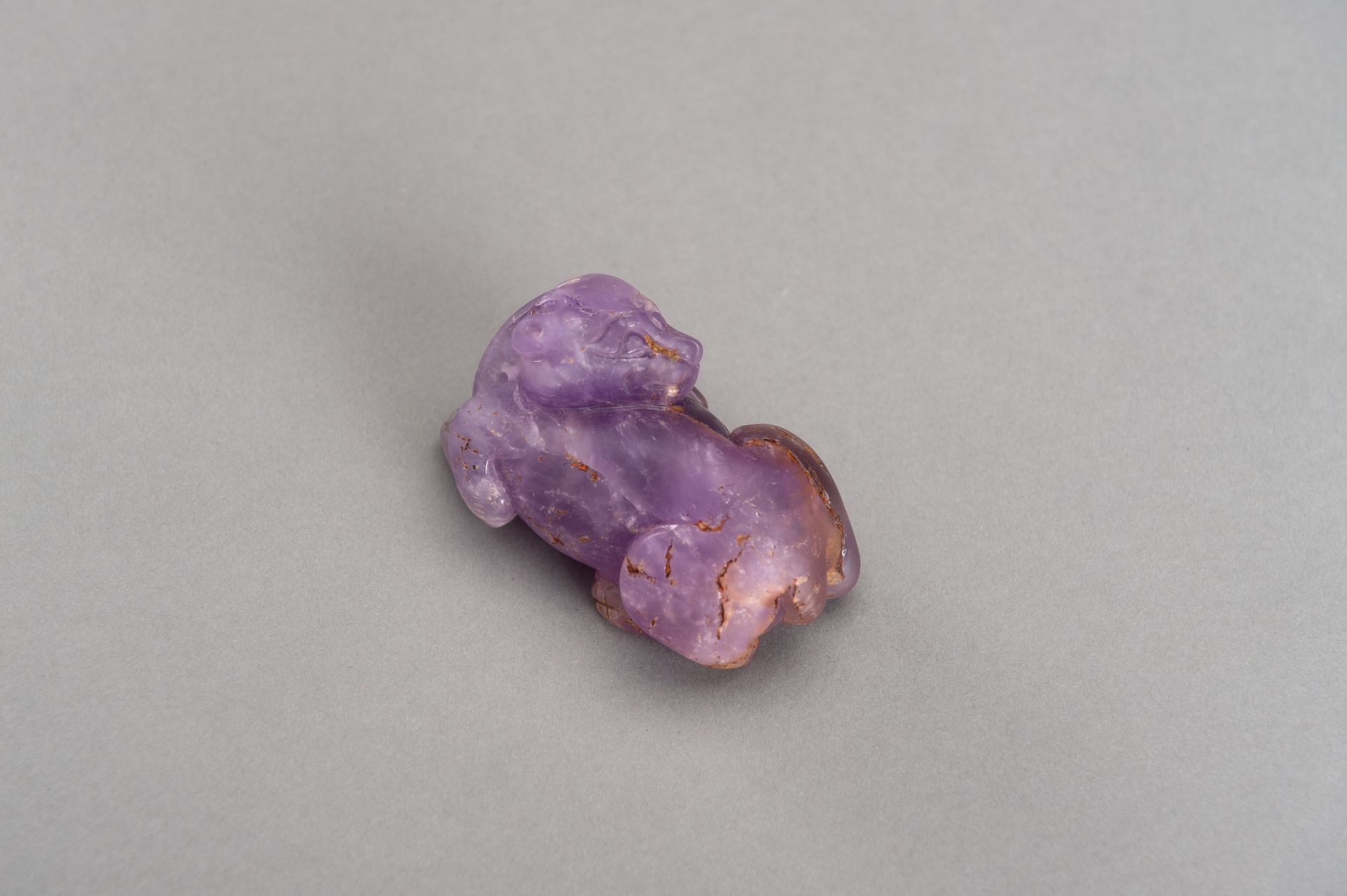 AN AMETHYST FIGURE OF A LION, QING DYNASTY - Bild 7 aus 11