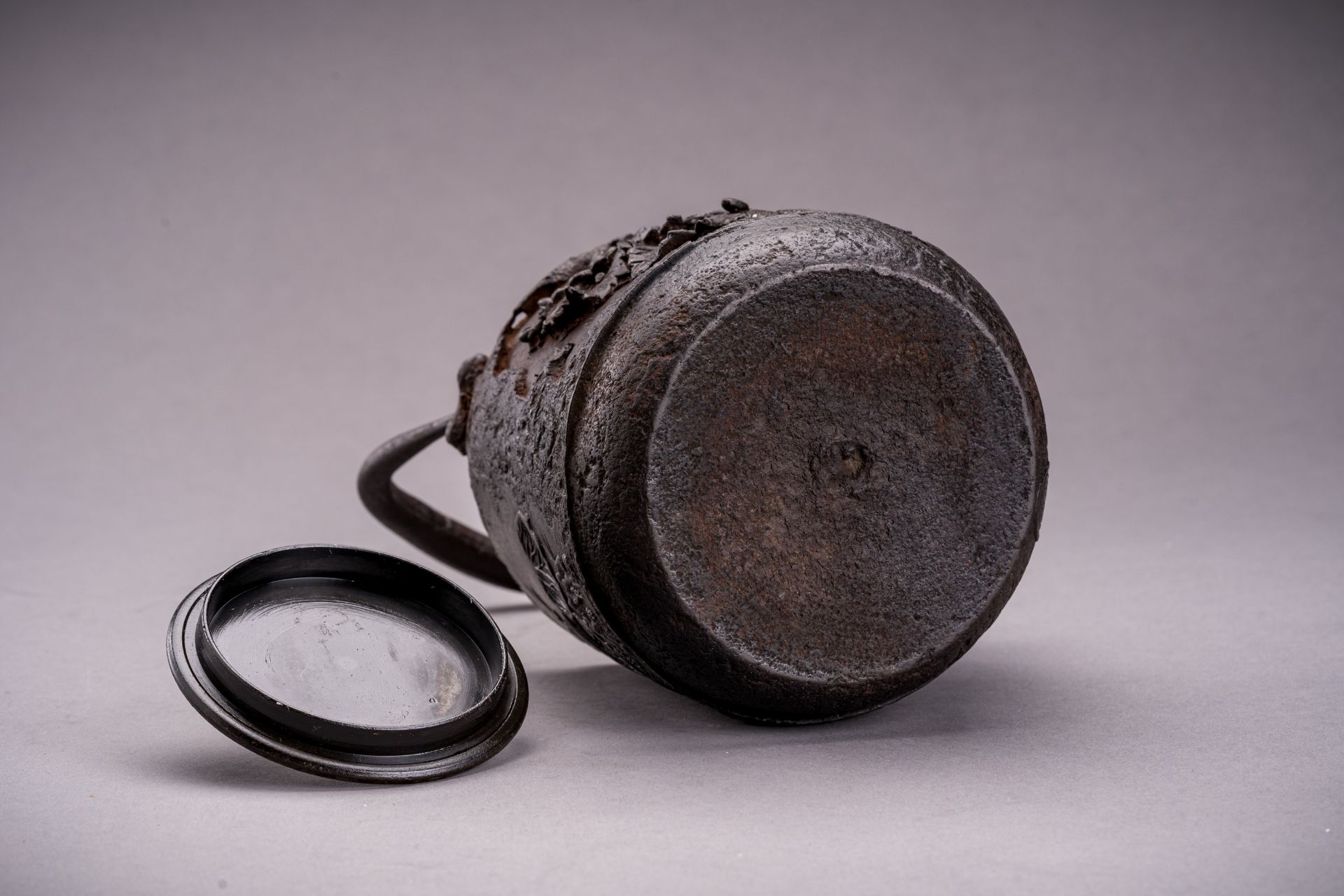 A TETSUBIN (IRON KETTLE) WITH SILVER INLAID BRONZE COVER - Image 8 of 8