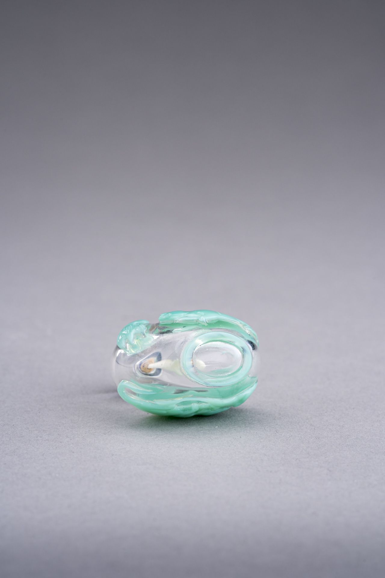 A TURQUOISE OVERLAY GLASS 'RATS' SNUFF BOTTLE, c. 1920s - Image 7 of 7