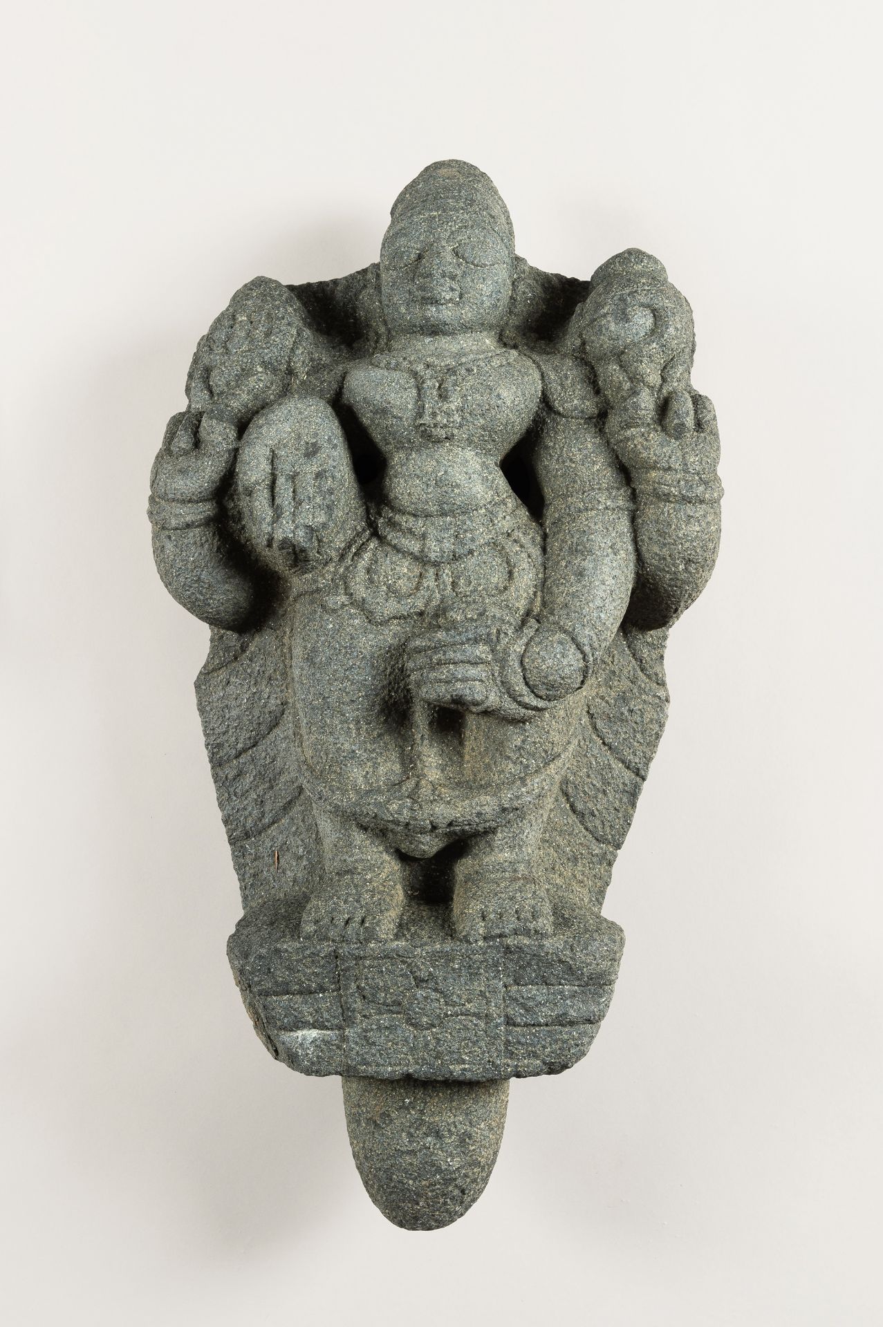 A LARGE INDIAN STONE STATUE OF A DEITY - Bild 4 aus 11