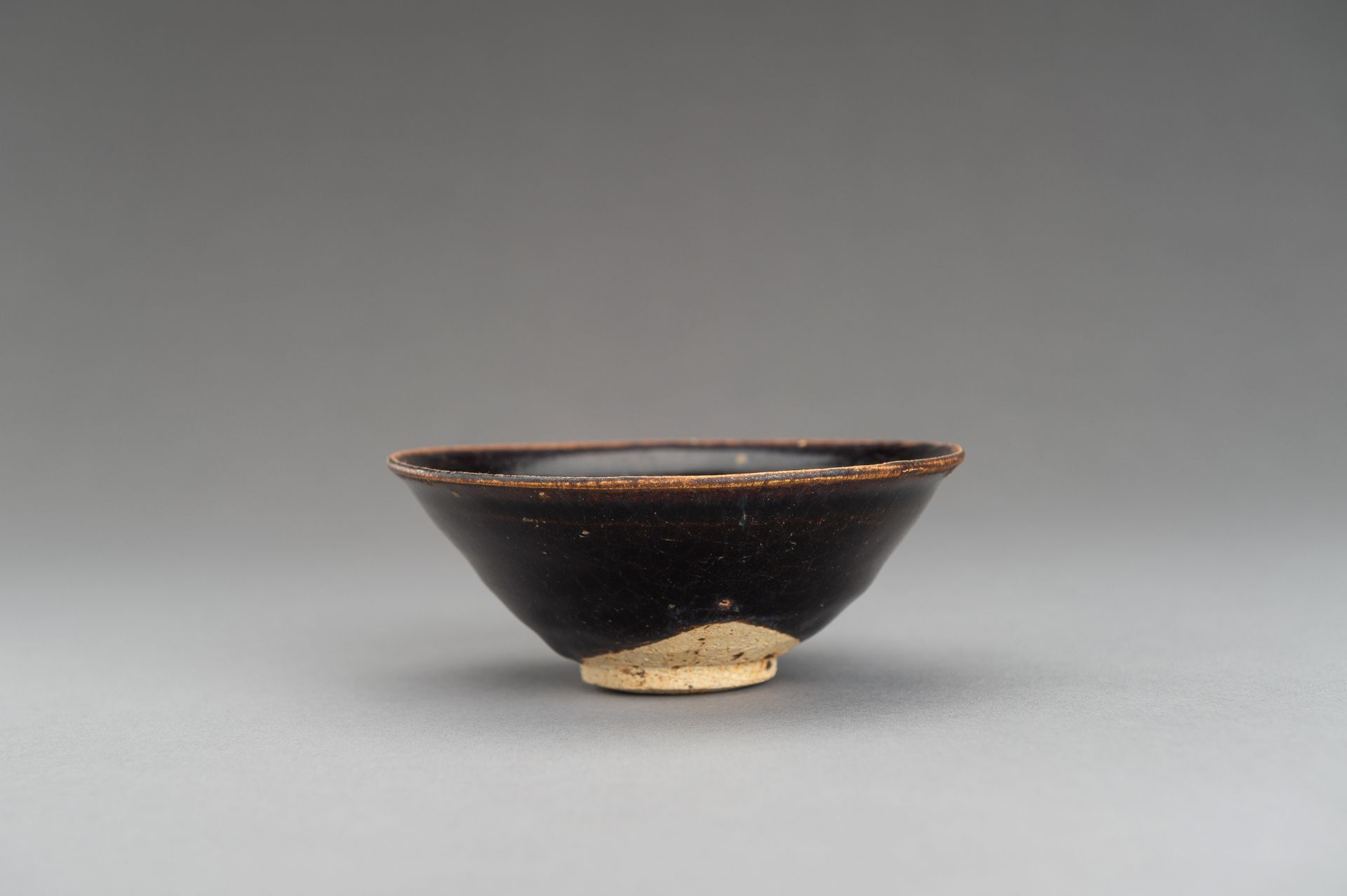 A SMALL JIN-STYLE CIZHOU-TYPE CERAMIC BOWL - Bild 7 aus 10