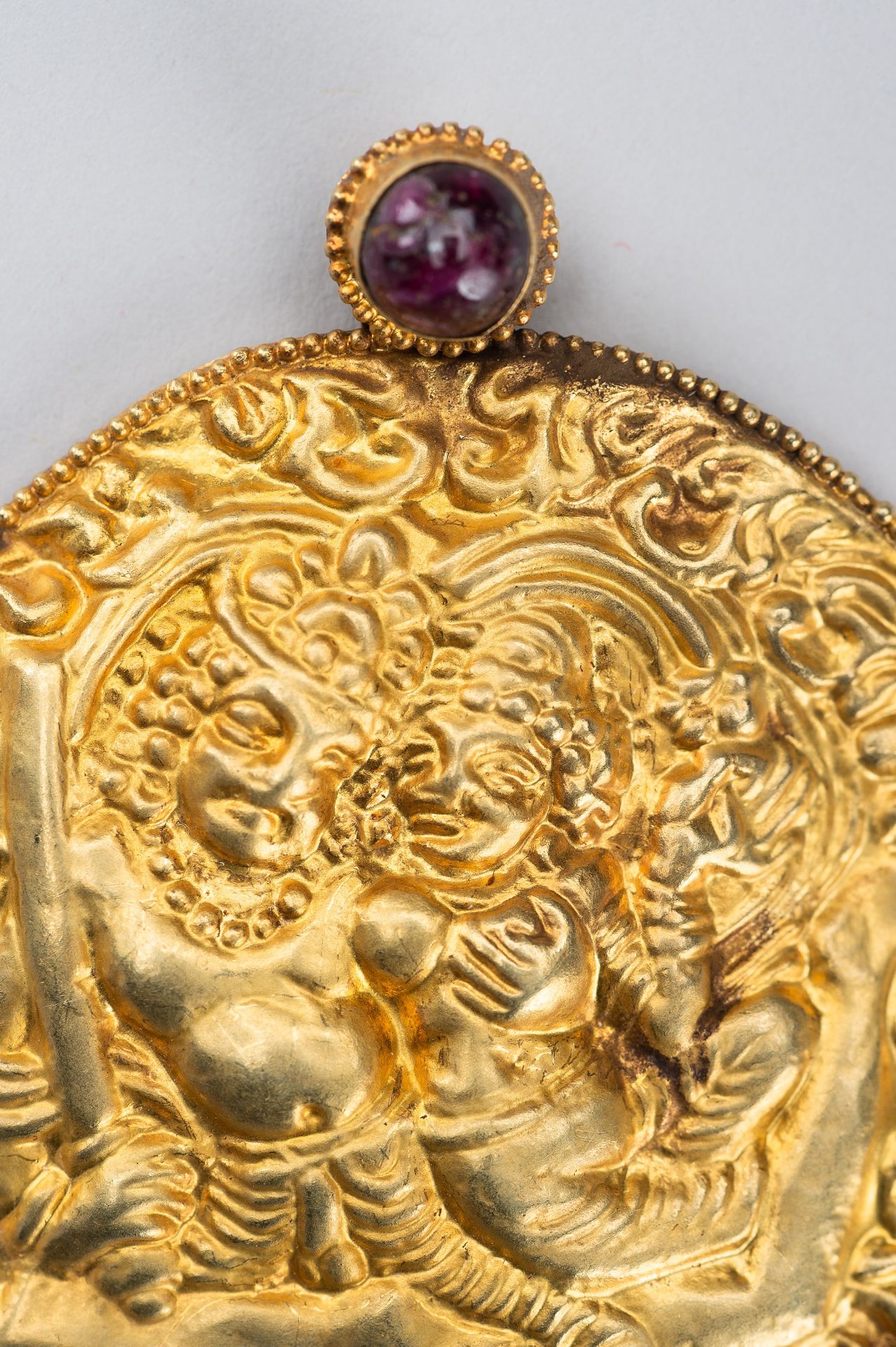 A GOLD REPOUSSE PENDANT WITH SHIVA AND PARVATI - Bild 2 aus 8