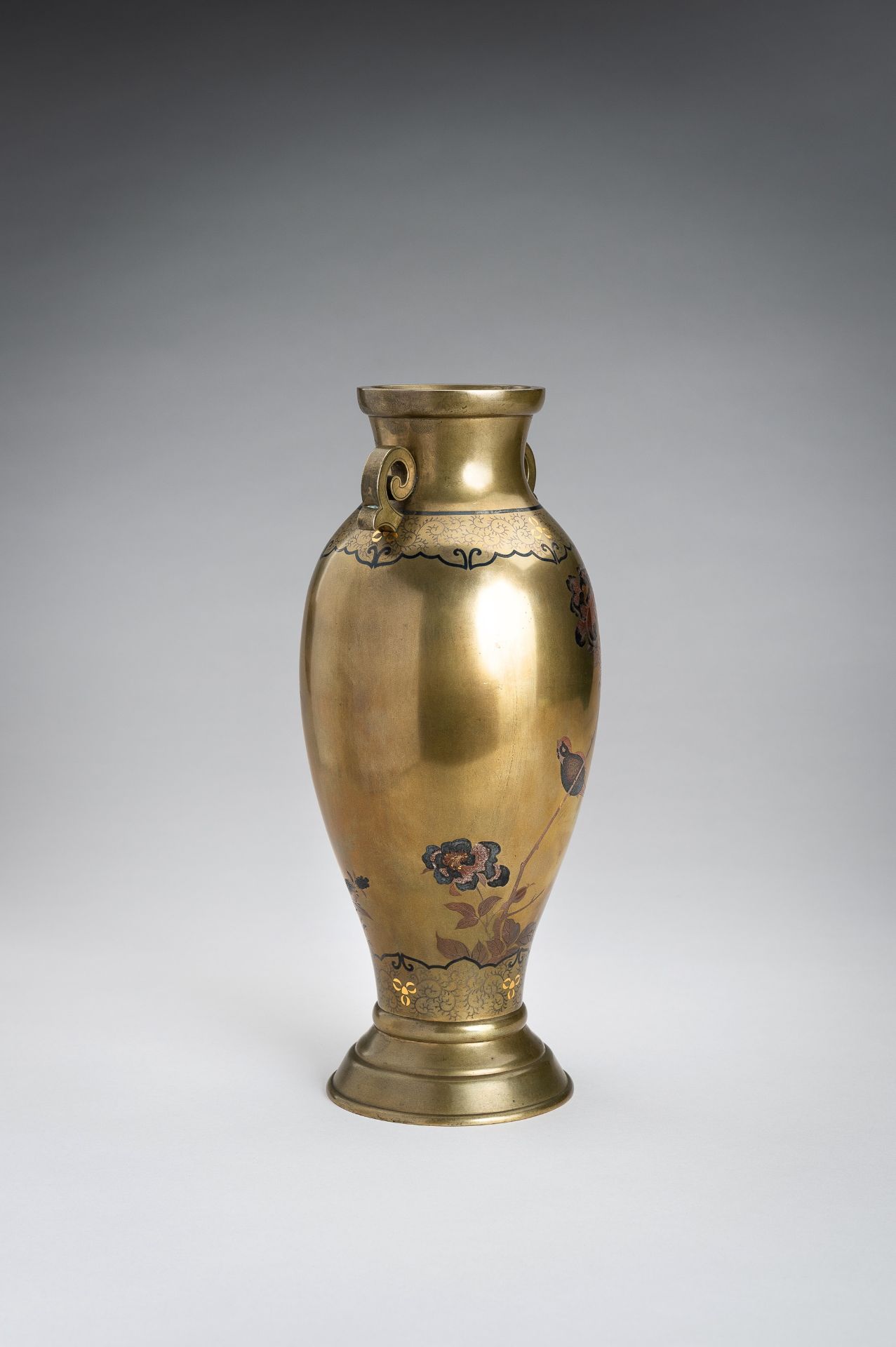 A FINE INLAID SENTOKU VASE WITH PEONIES AND BIRD, MEIJI - Bild 2 aus 14