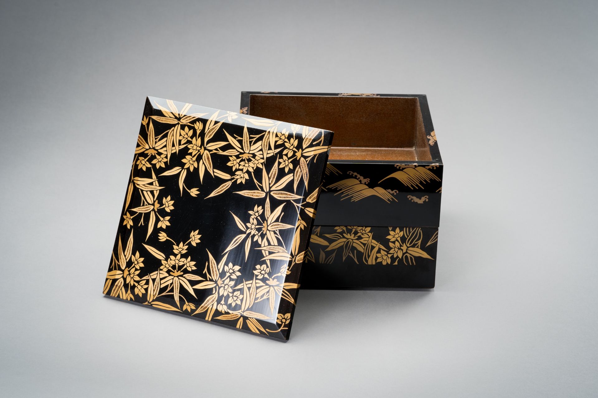 A LACQUER BOX AND COVER WITH FLOWERS, EARLY TAISHO - Bild 6 aus 7