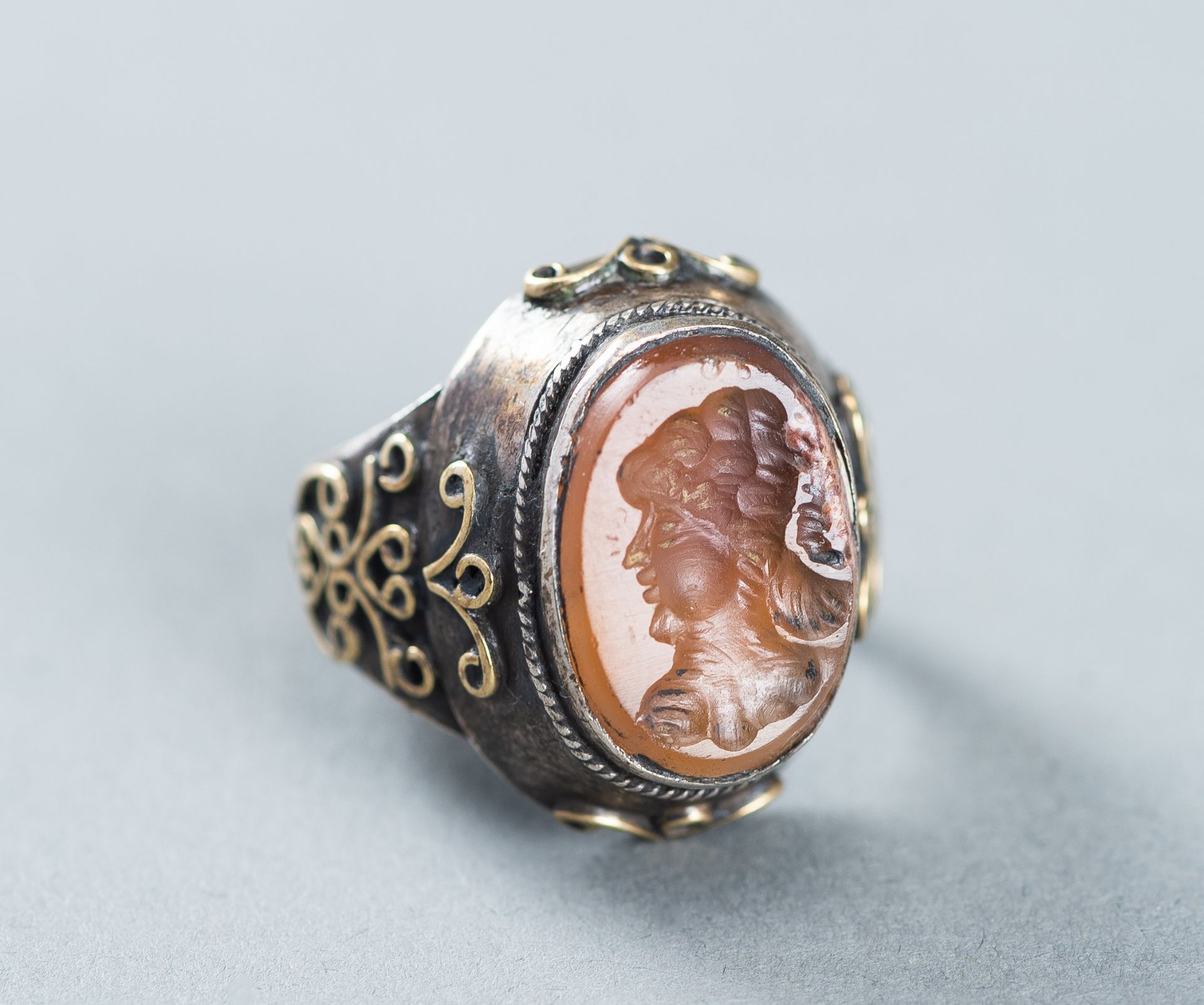 AN AGATE INTAGLIO INSET PERSIAN SILVER RING