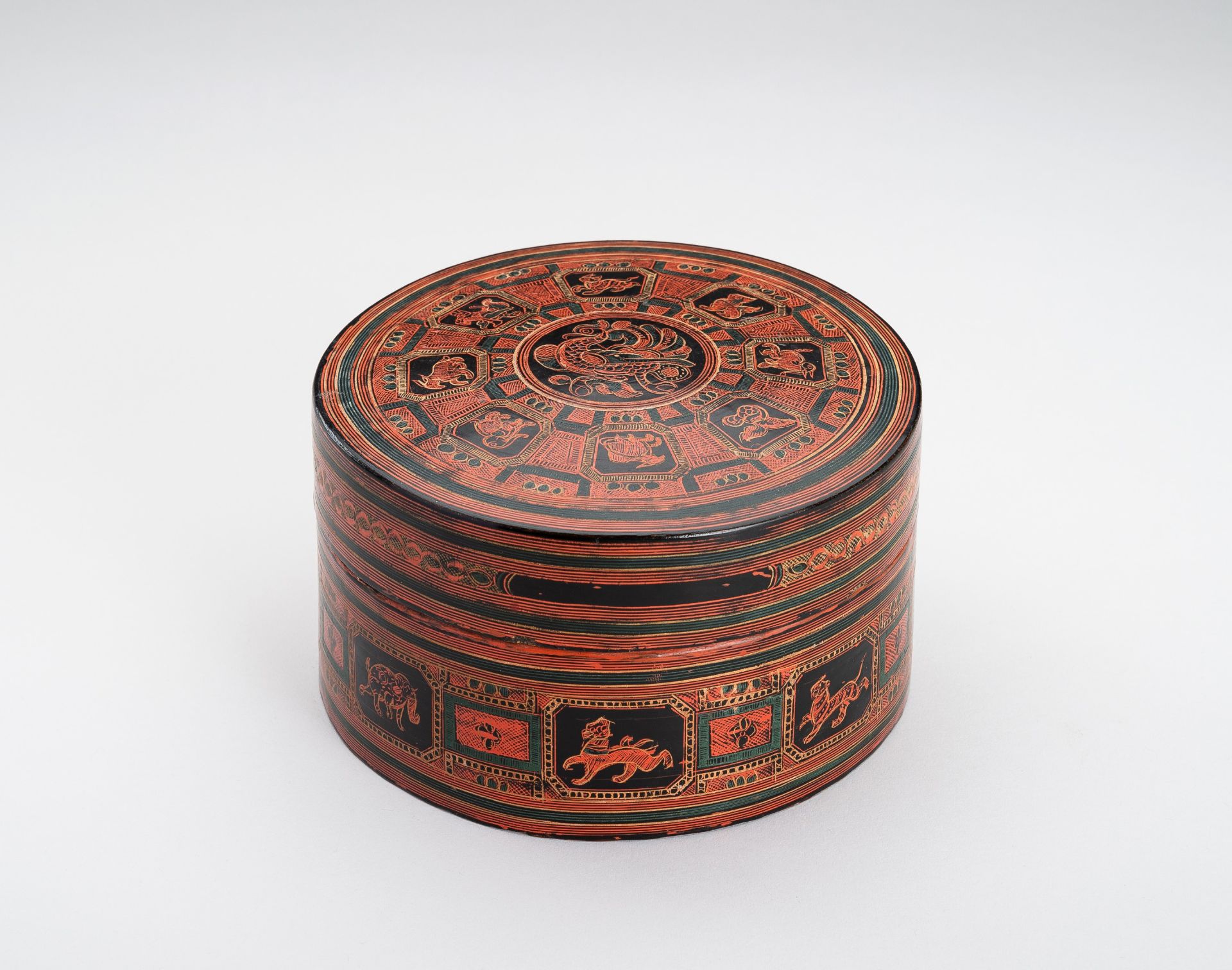 A BURMESE LACQUER BETEL BOX AND COVER, 1900s