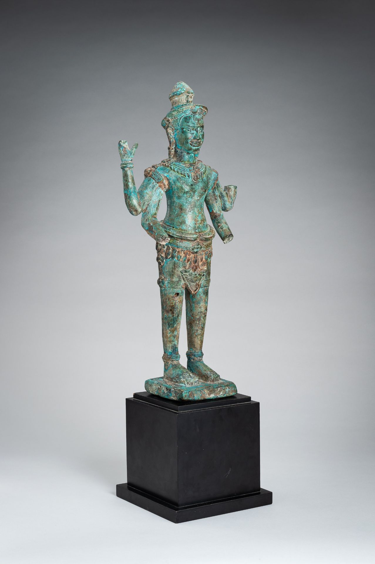 A KHMER STYLE BRONZE FIGURE OF VISHNU, c. 17th CENTURY - Image 8 of 14