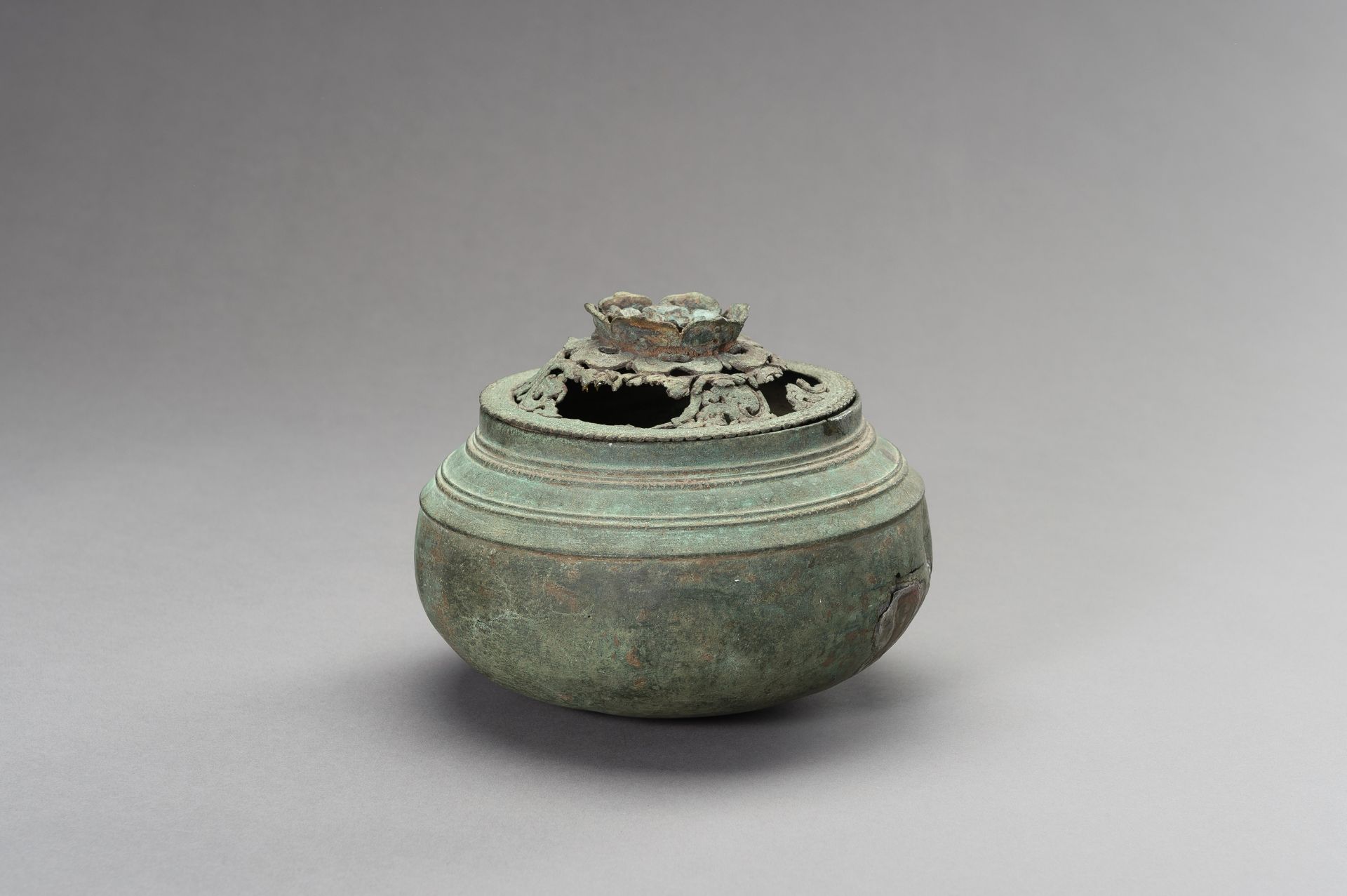 A JAVANESE BRONZE INCENSE BURNER AND COVER - Image 6 of 12