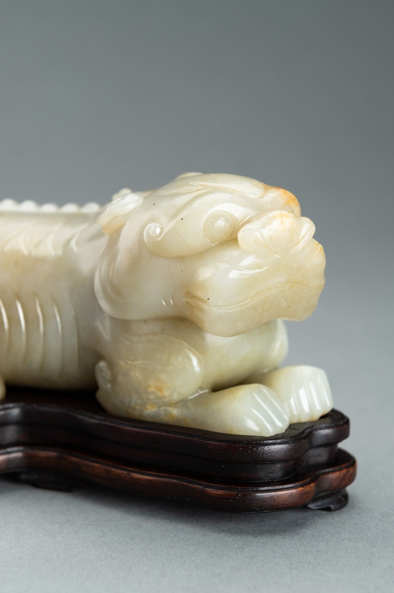 A PALE CELADON JADE 'BIXIE' CARVING - Image 7 of 16