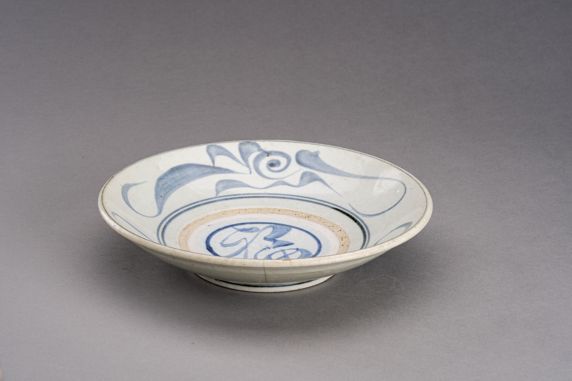 A BLUE AND WHITE PORCELAIN DISH, EARLY QING DYNASTY - Image 3 of 7