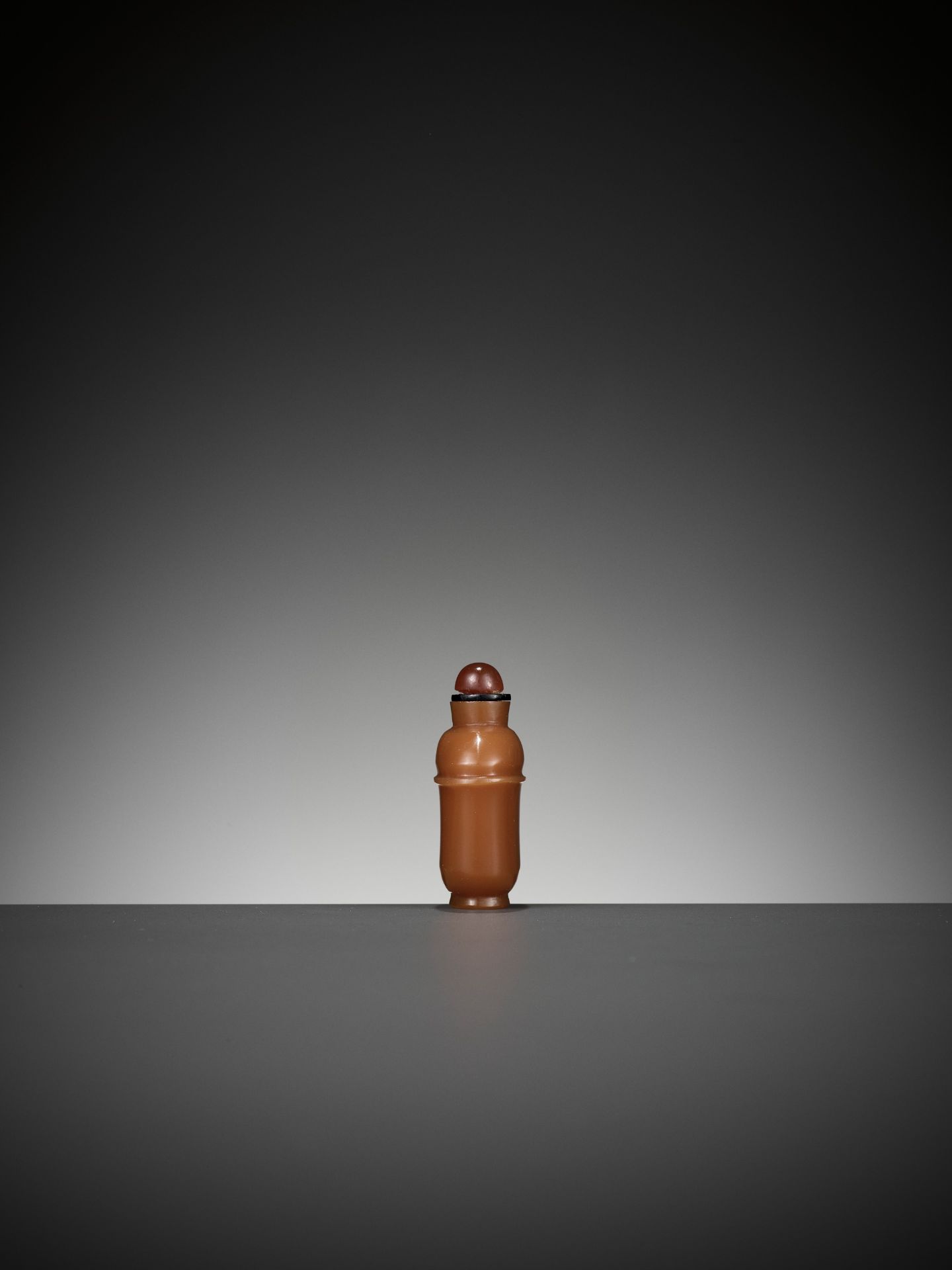 A CARAMEL GLASS MINIATURE SNUFF BOTTLE, 1760-1860 - Image 2 of 7