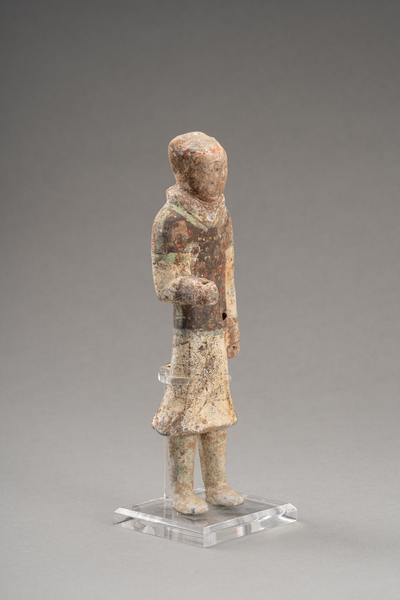 A PAINTED POTTERY FIGURE OF A WARRIOR, HAN DYNASTY - Image 2 of 7