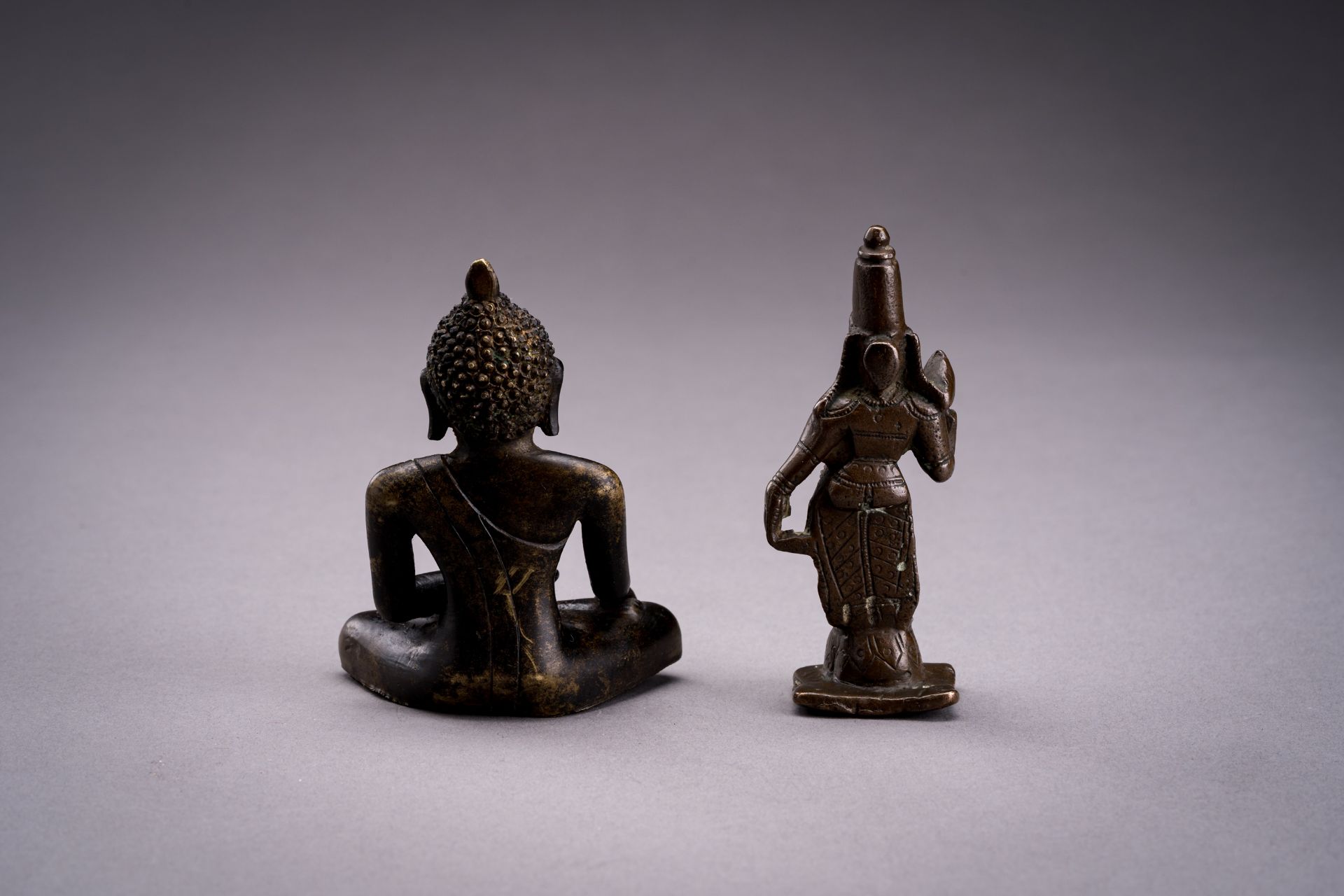 TWO INDIAN MINIATURE BRONZE FIGURES OF BUDDHA AND DEVI - Bild 9 aus 10