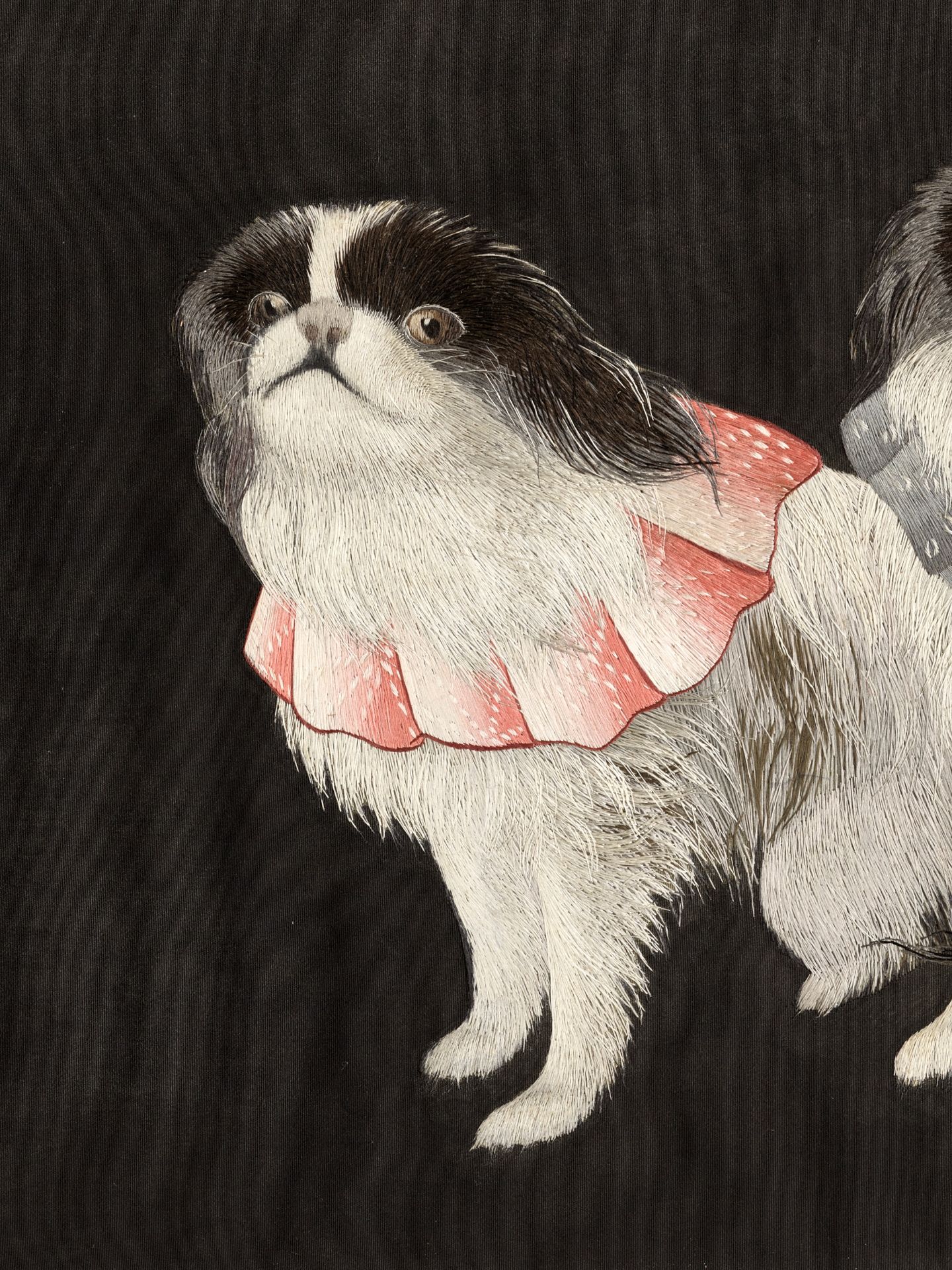 A SILK EMBROIDERED PANEL DEPICTING A PAIR OF JAPANESE CHIN DOGS - Bild 3 aus 8