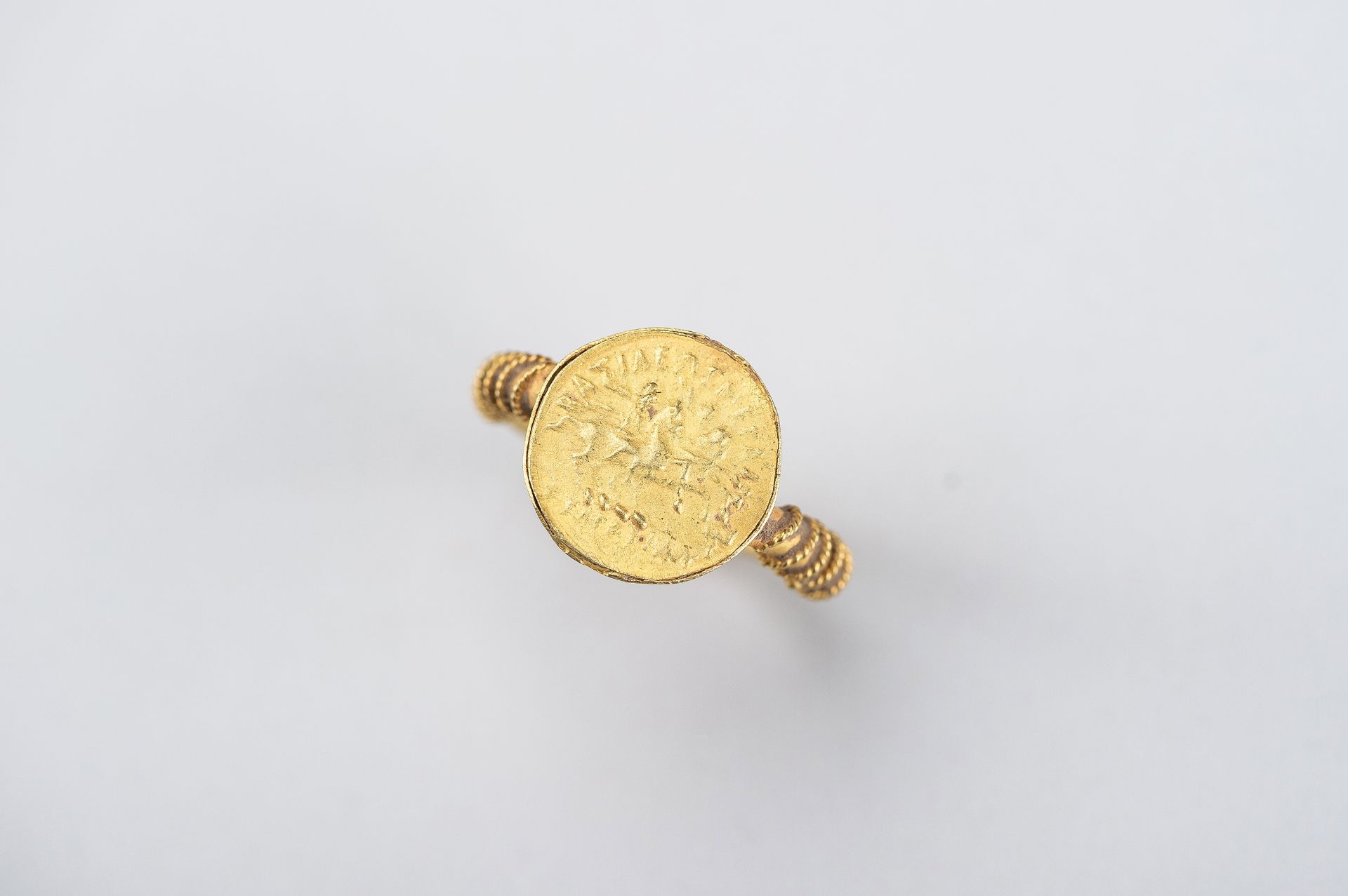 A BACTRIAN GOLD COIN RING - Bild 3 aus 11
