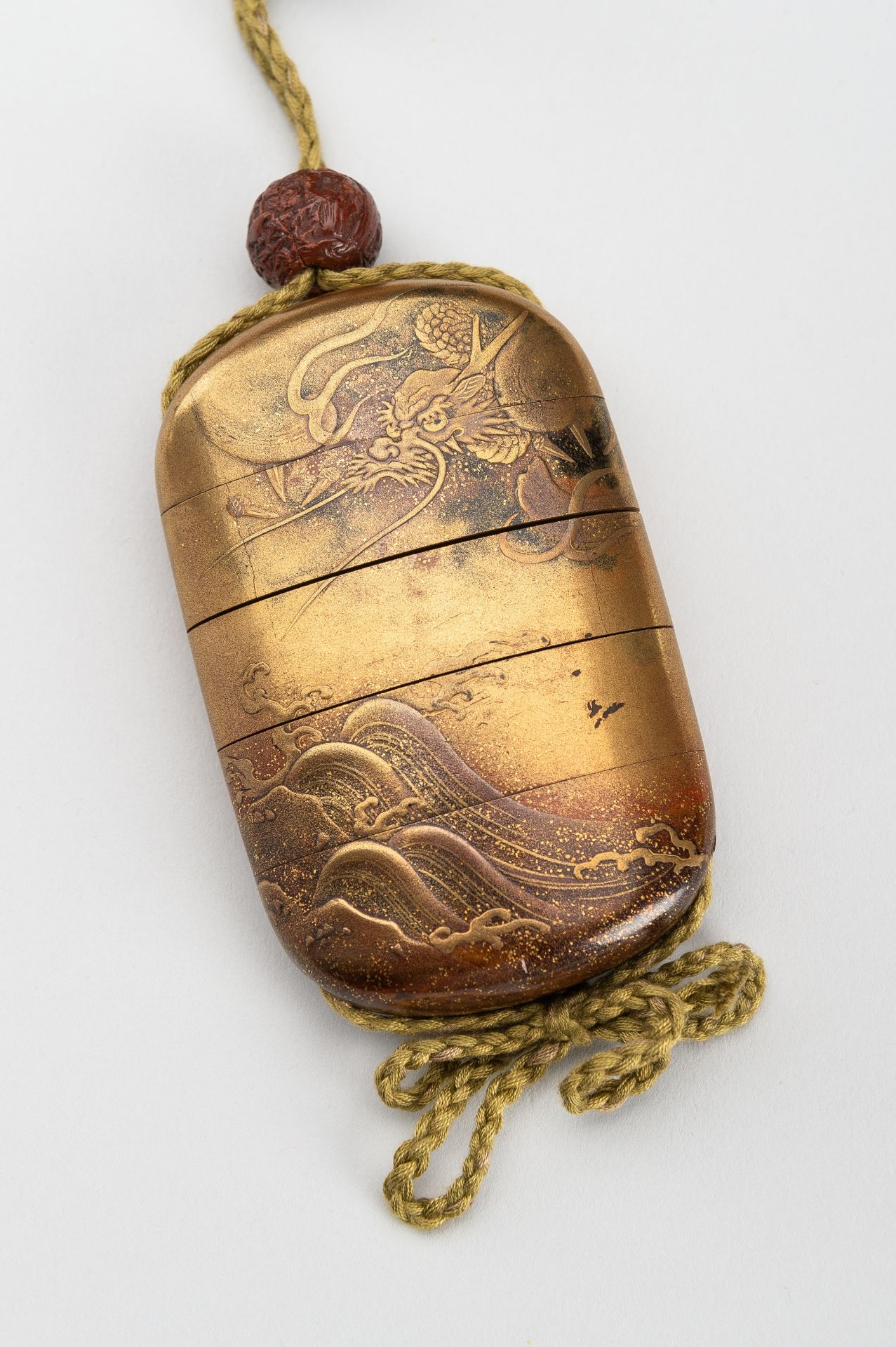 A GOLD-LACQUER FOUR-CASE INRO DEPICTING A TIGER AND A DRAGON, 19th CENTURY - Image 2 of 11