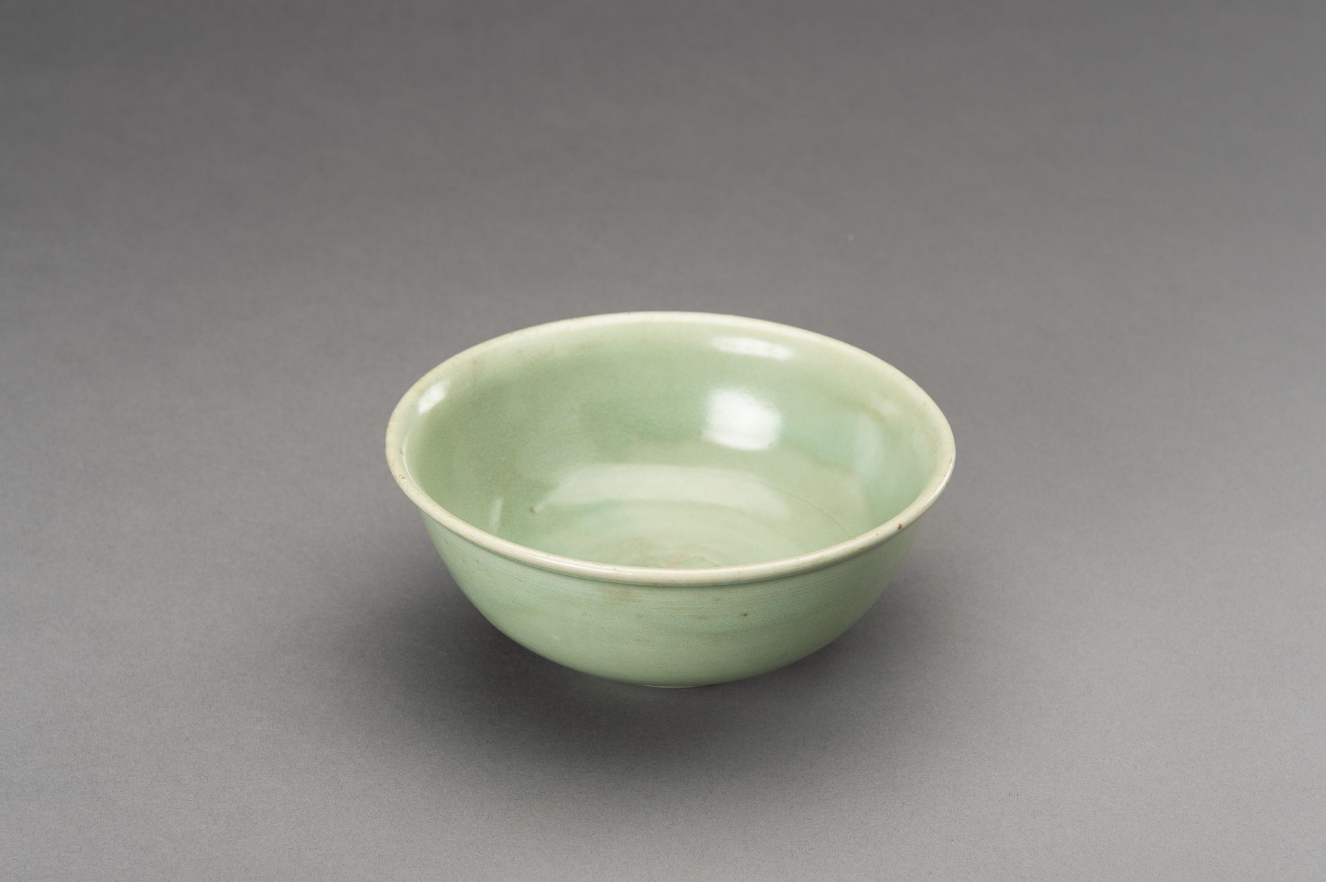 A MING STYLE LONGQUAN CELADON PORCELAIN BOWL - Image 8 of 15