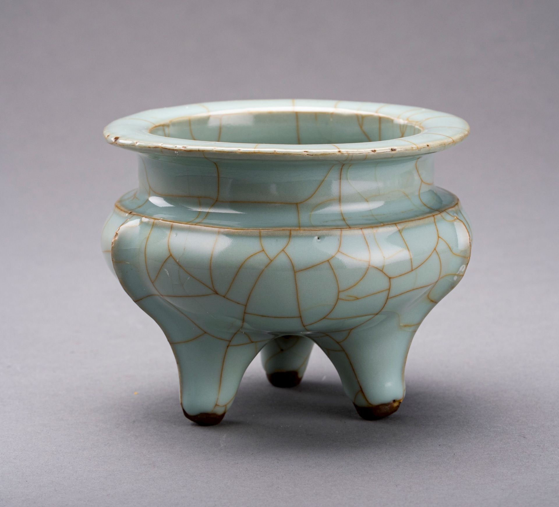 A LONGQUAN CELADON PORCELAIN TRIPOD CENSER, QING DYNASTY