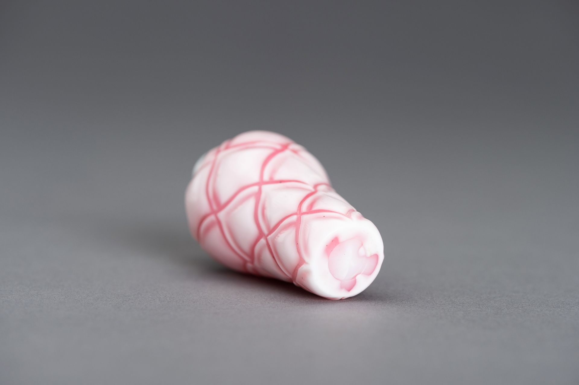 A SANDWICHED PINK GLASS 'LOTUS' SNUFF BOTTLE - Image 11 of 11