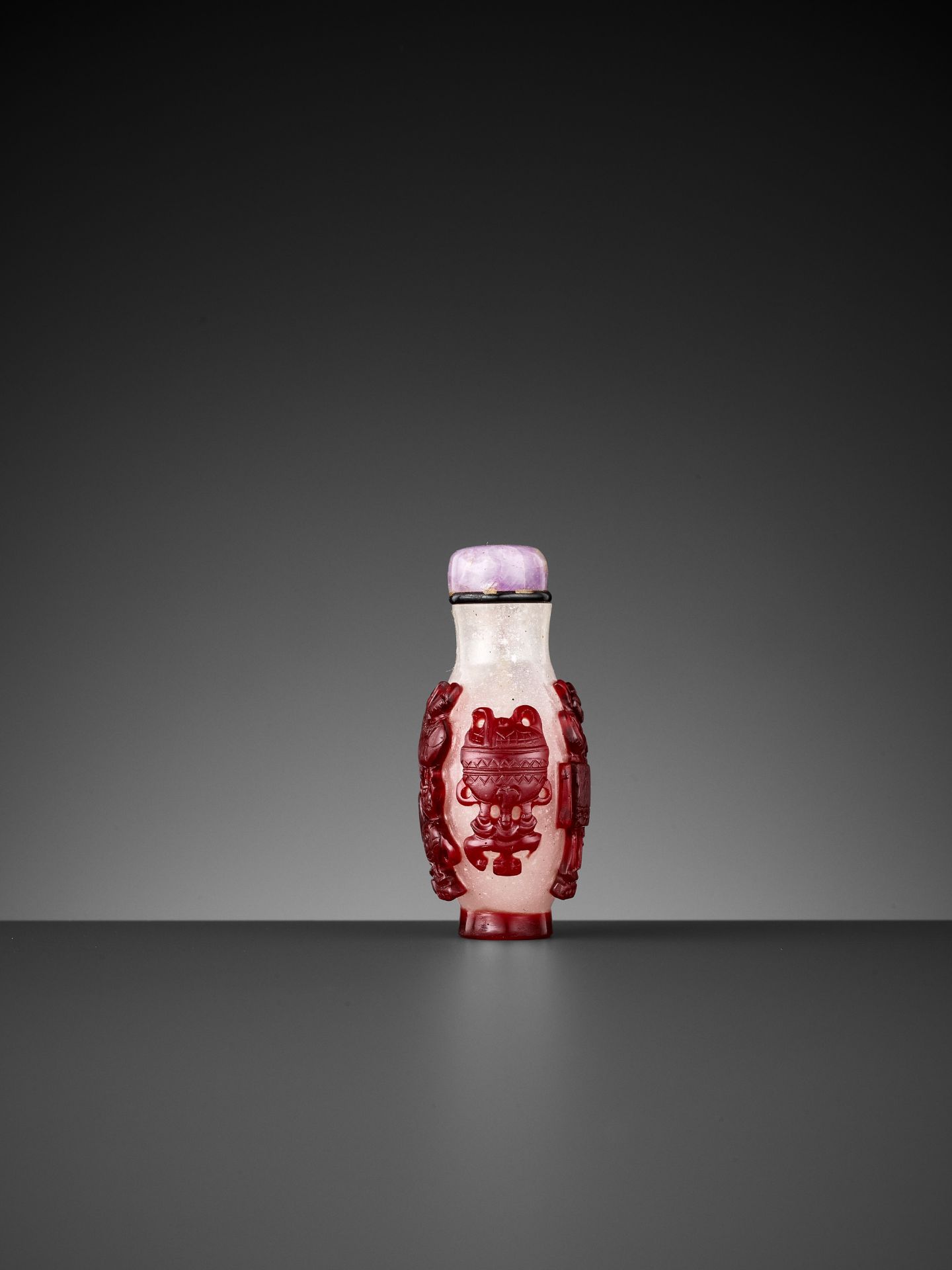 A RUBY-RED OVERLAY 'ANTIQUE TREASURES' GLASS SNUFF BOTTLE, QING DYNASTY - Image 3 of 7