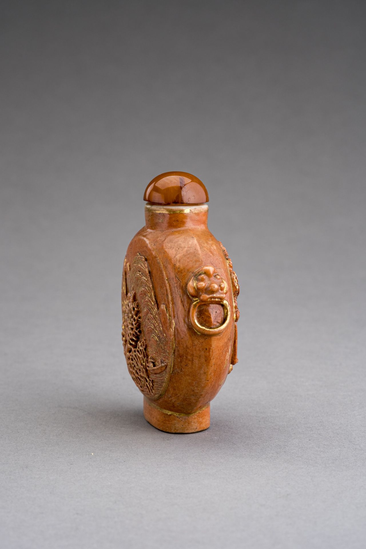 WANG JIEMAI: A LARGE PORCELAIN SNUFF BOTTLE WITH HIGH RELIEF DECORATION - Bild 4 aus 7