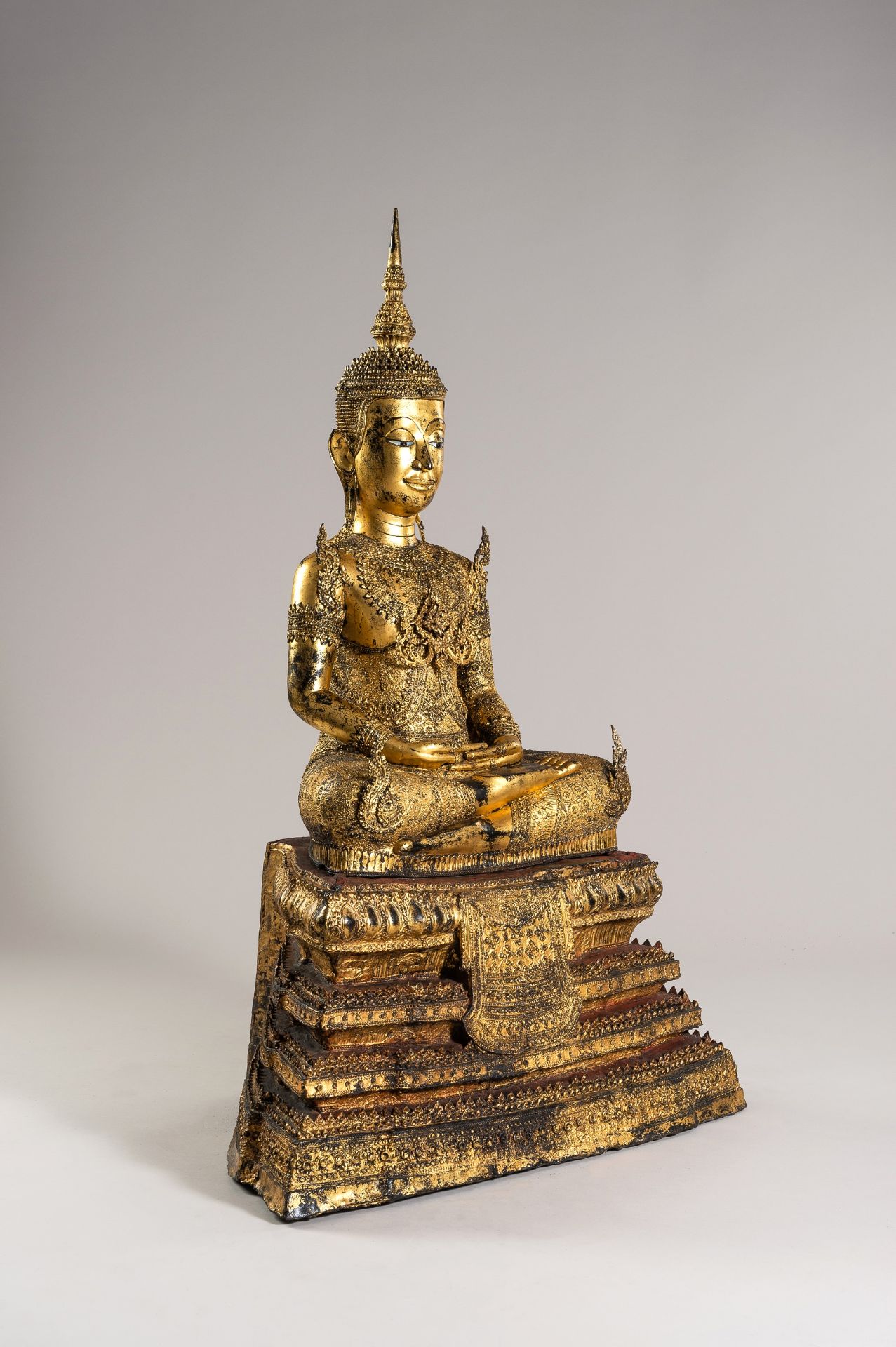 AN IMPRESSIVE LACQUER GILT BRONZE FIGURE OF BUDDHA, RATTANAKOSIN - Image 14 of 22