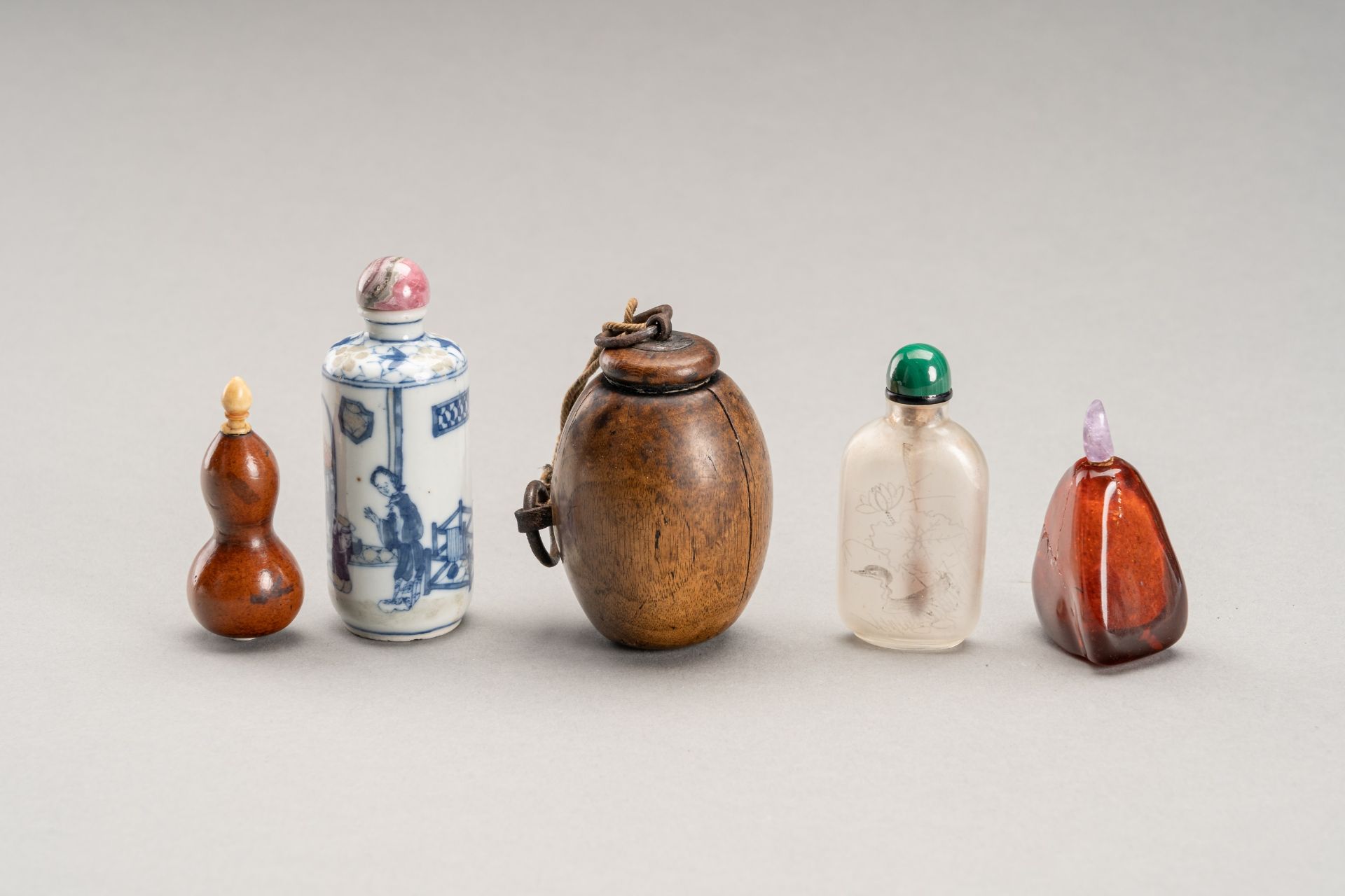 A GROUP OF FIVE SNUFF BOTTLES, c. 1900s - Bild 2 aus 7