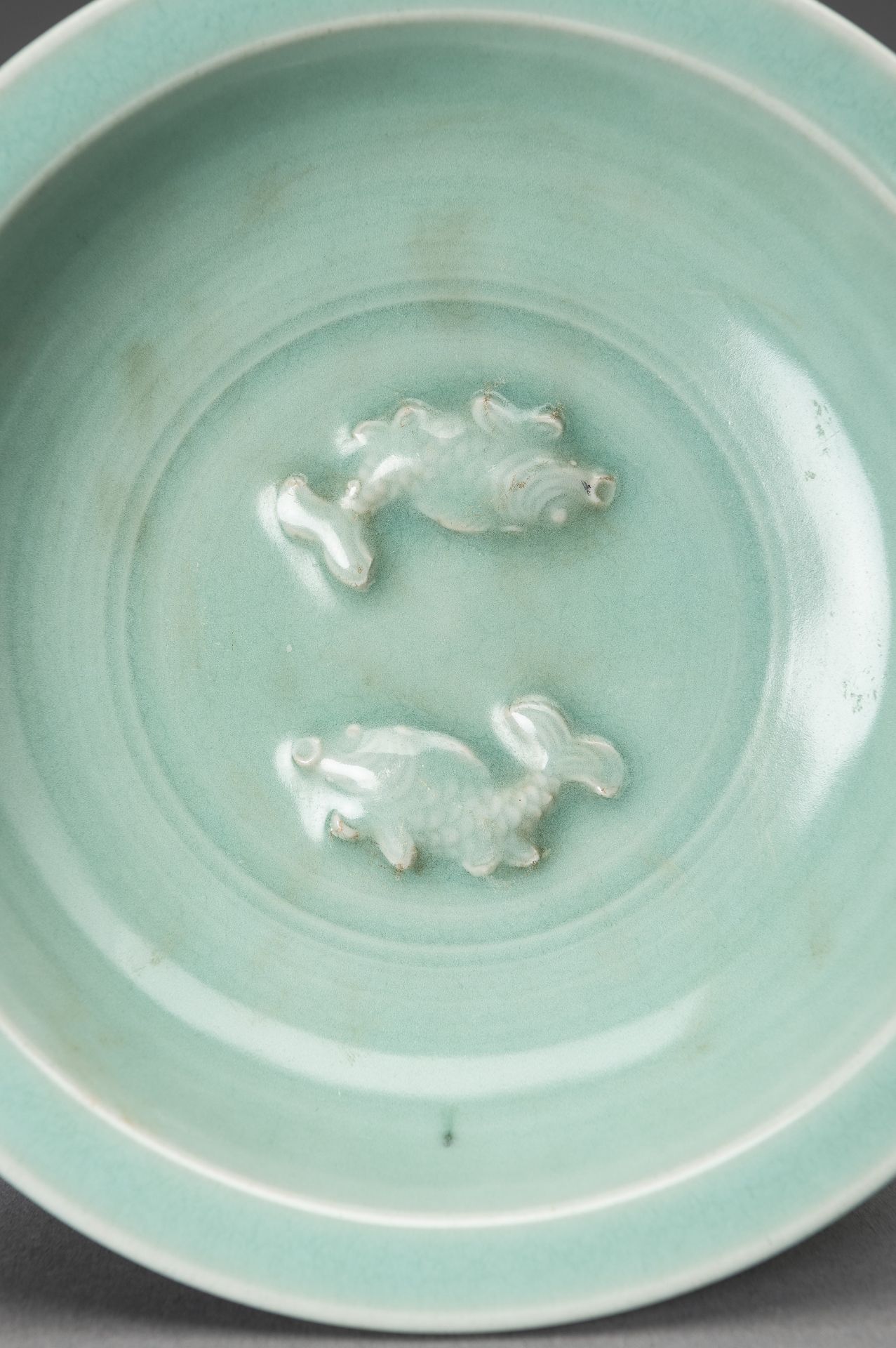 A YUAN STYLE LONGQUAN CELADON 'TWIN FISH' PORCELAIN DISH - Image 6 of 15