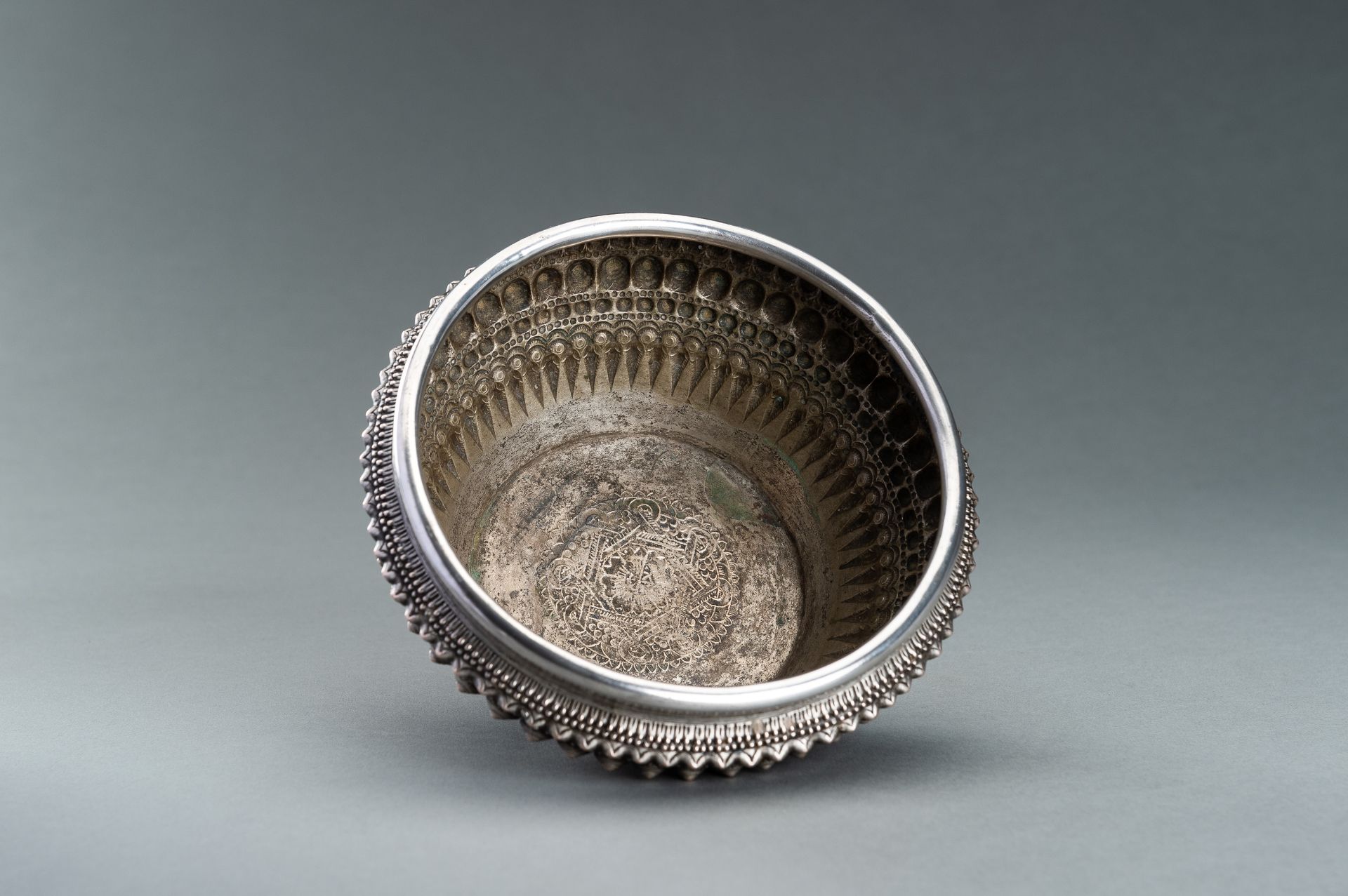 A SILVER BOWL - Bild 5 aus 10