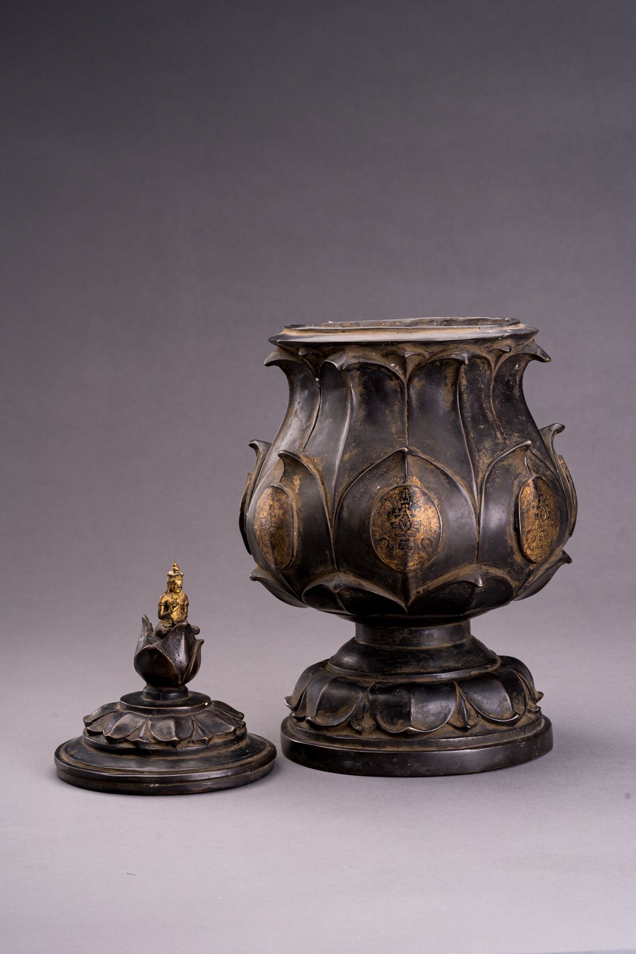 A PARCEL-GILT BRONZE 'LOTUS' VESSEL, RATTANAKOSIN - Image 7 of 10