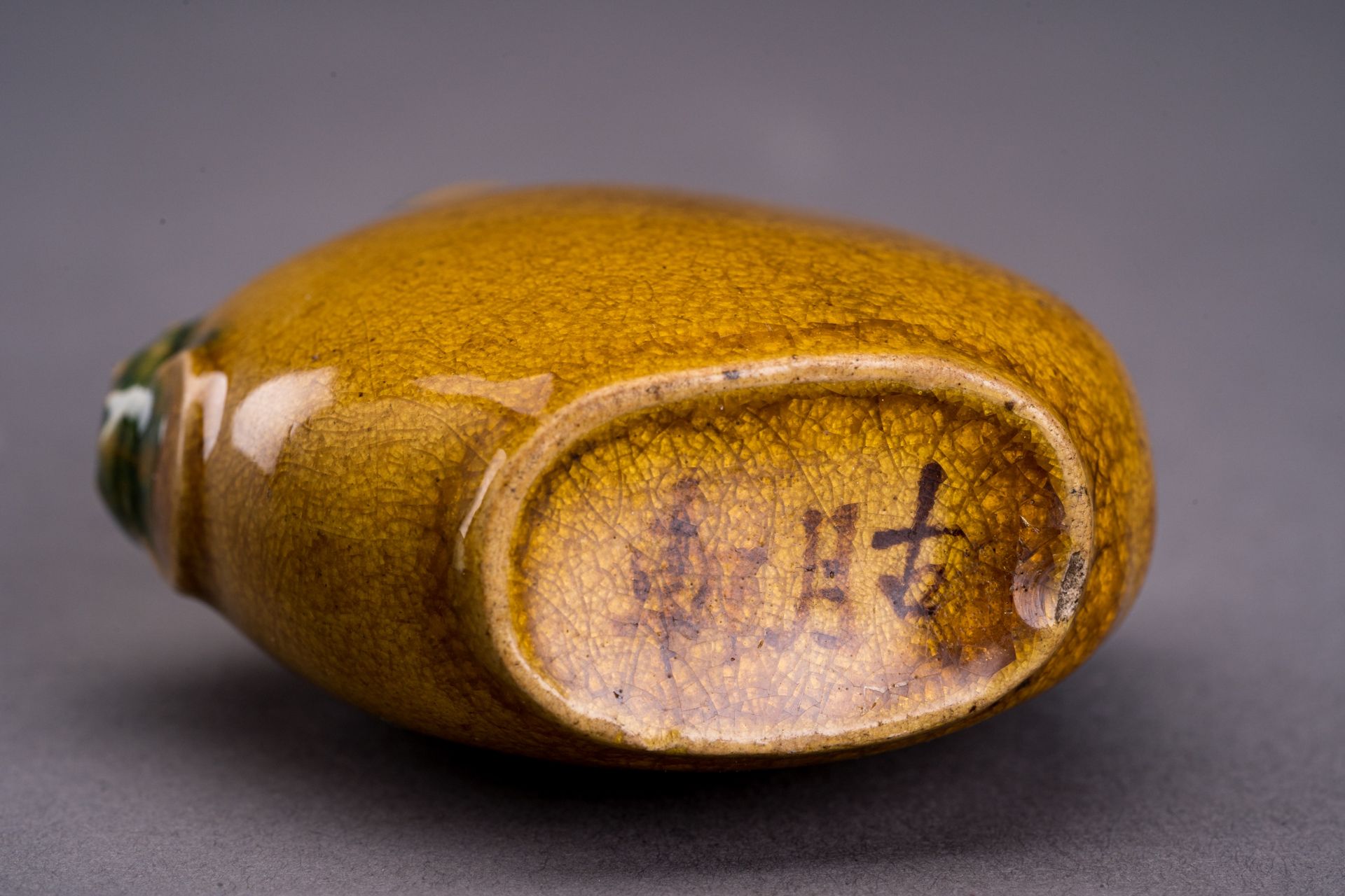 A YELLOW GLAZED CERAMIC SNUFF BOTTLE, c. 1920s - Image 6 of 6